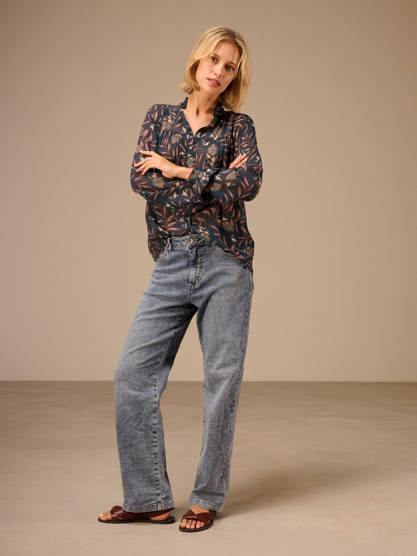 Blusa con dettaglio a balze