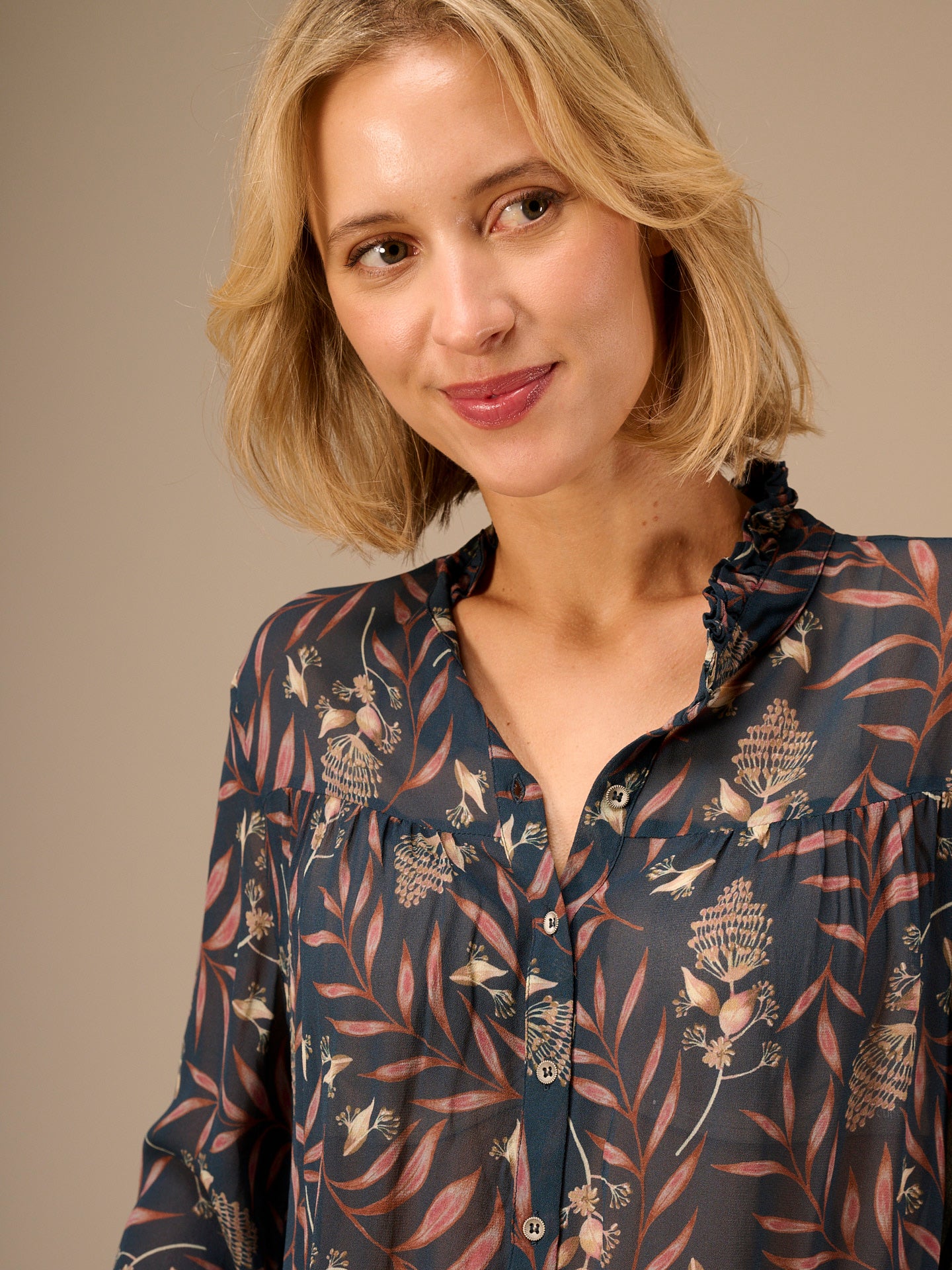 Blusa con dettaglio a balze