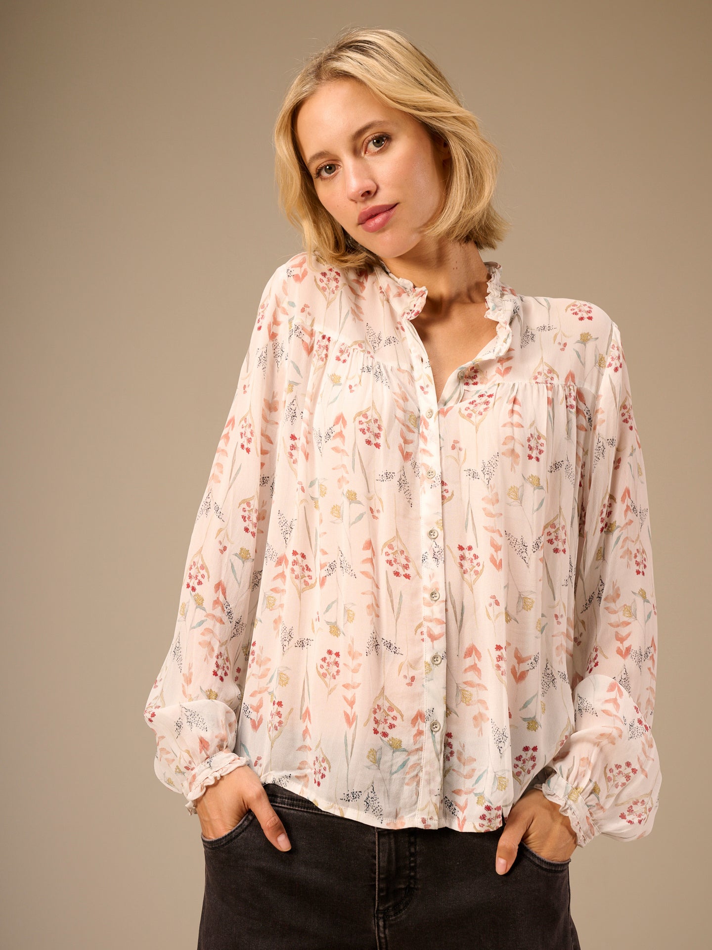 Blusa con dettaglio a balze