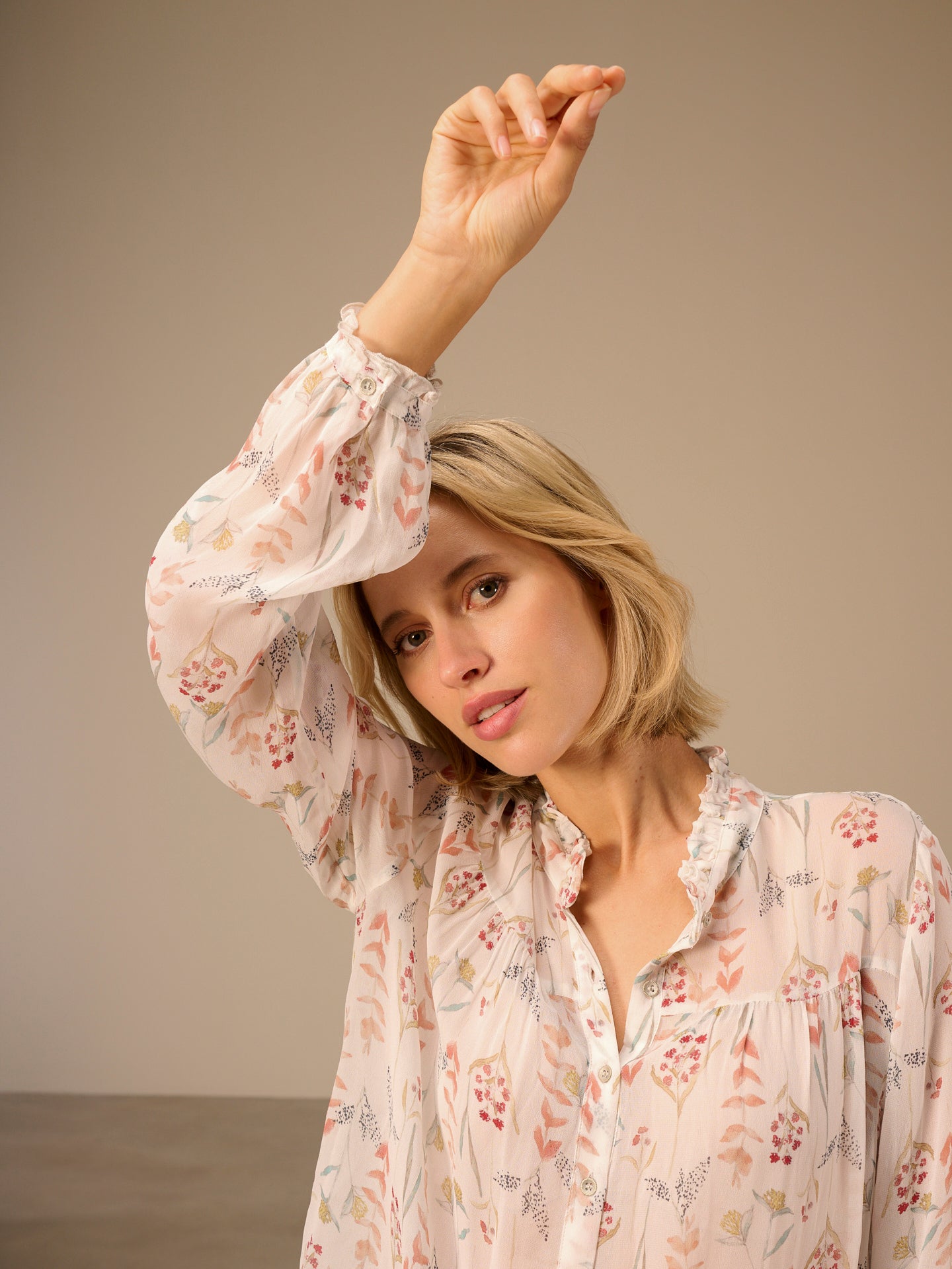 Blusa con dettaglio a balze