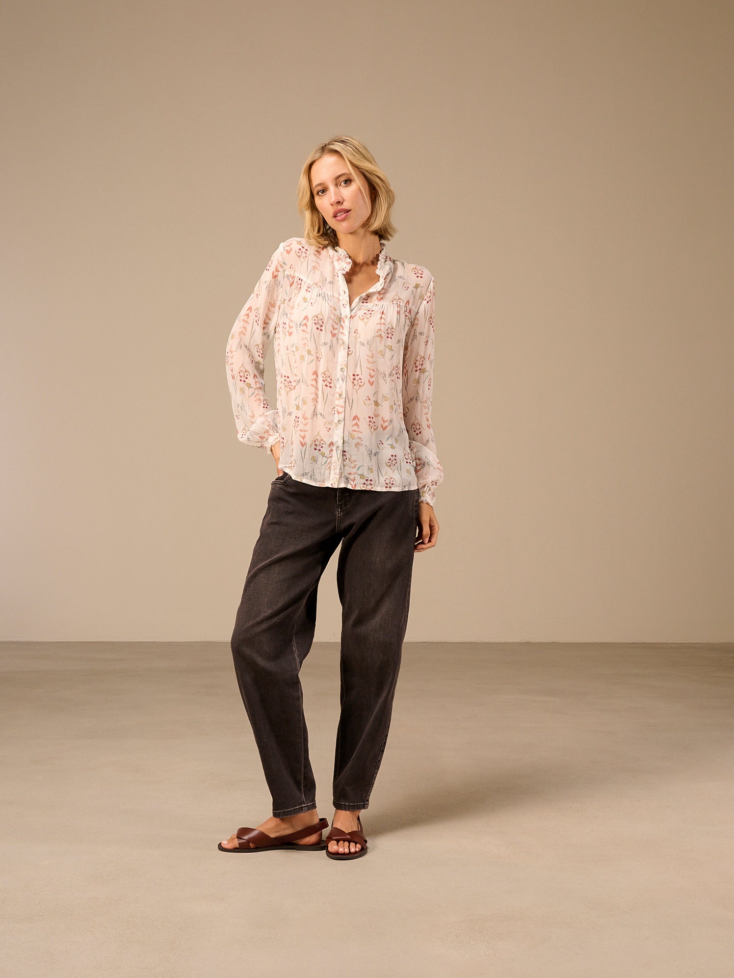 Blusa con dettaglio a balze
