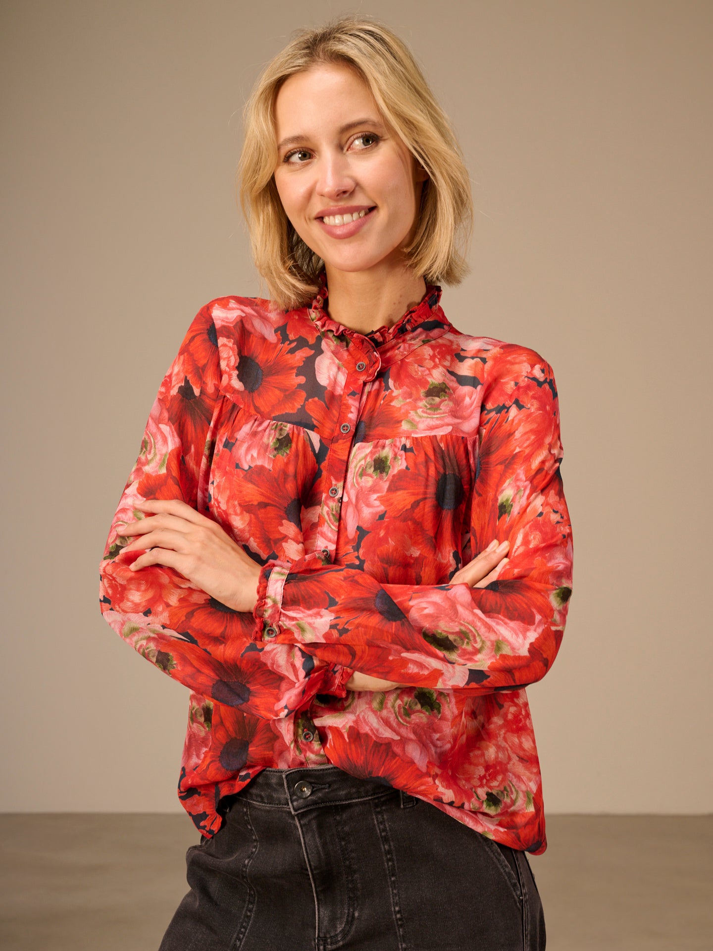 Blusa con dettaglio a balze