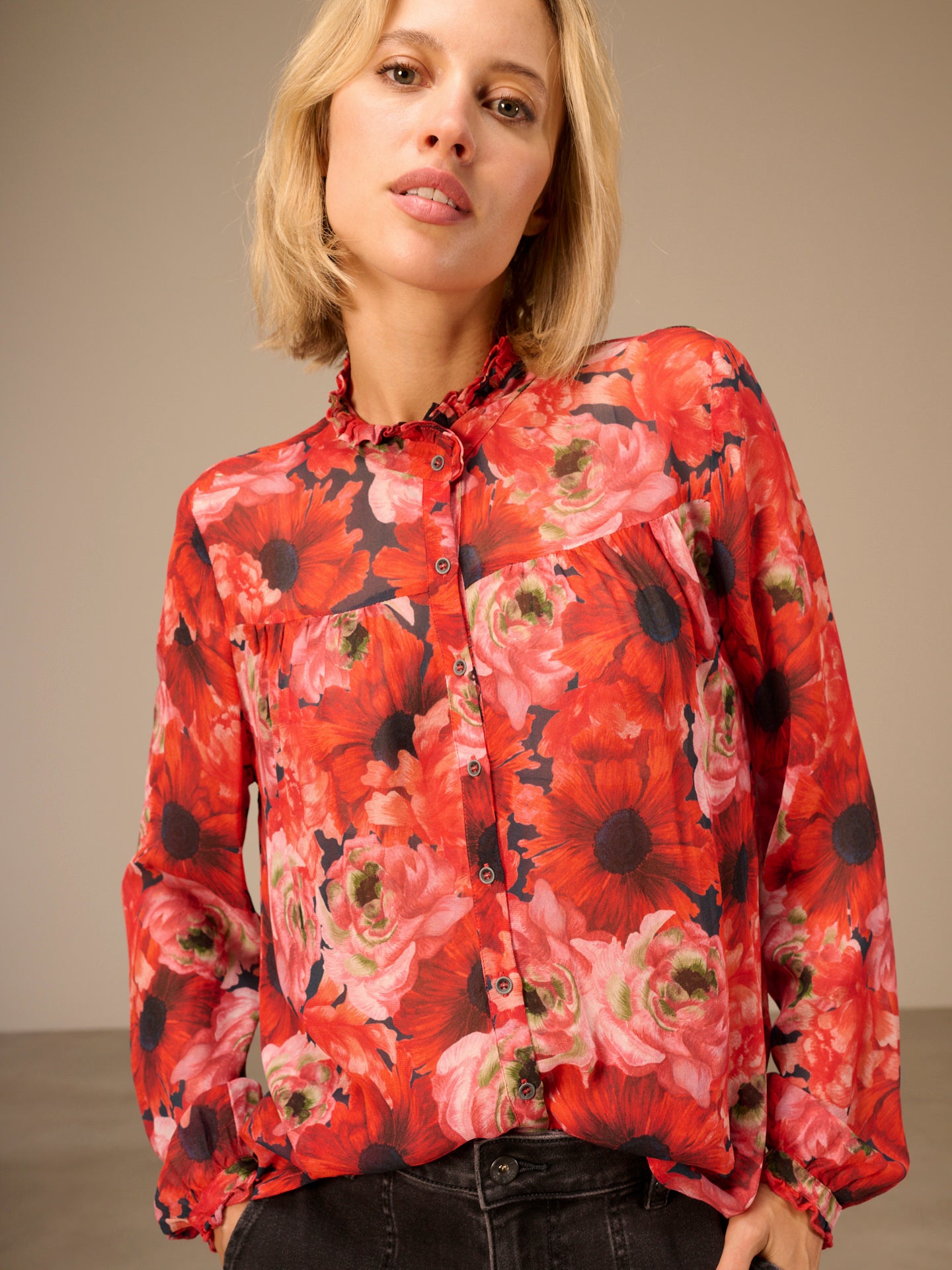 Blusa con dettaglio a balze