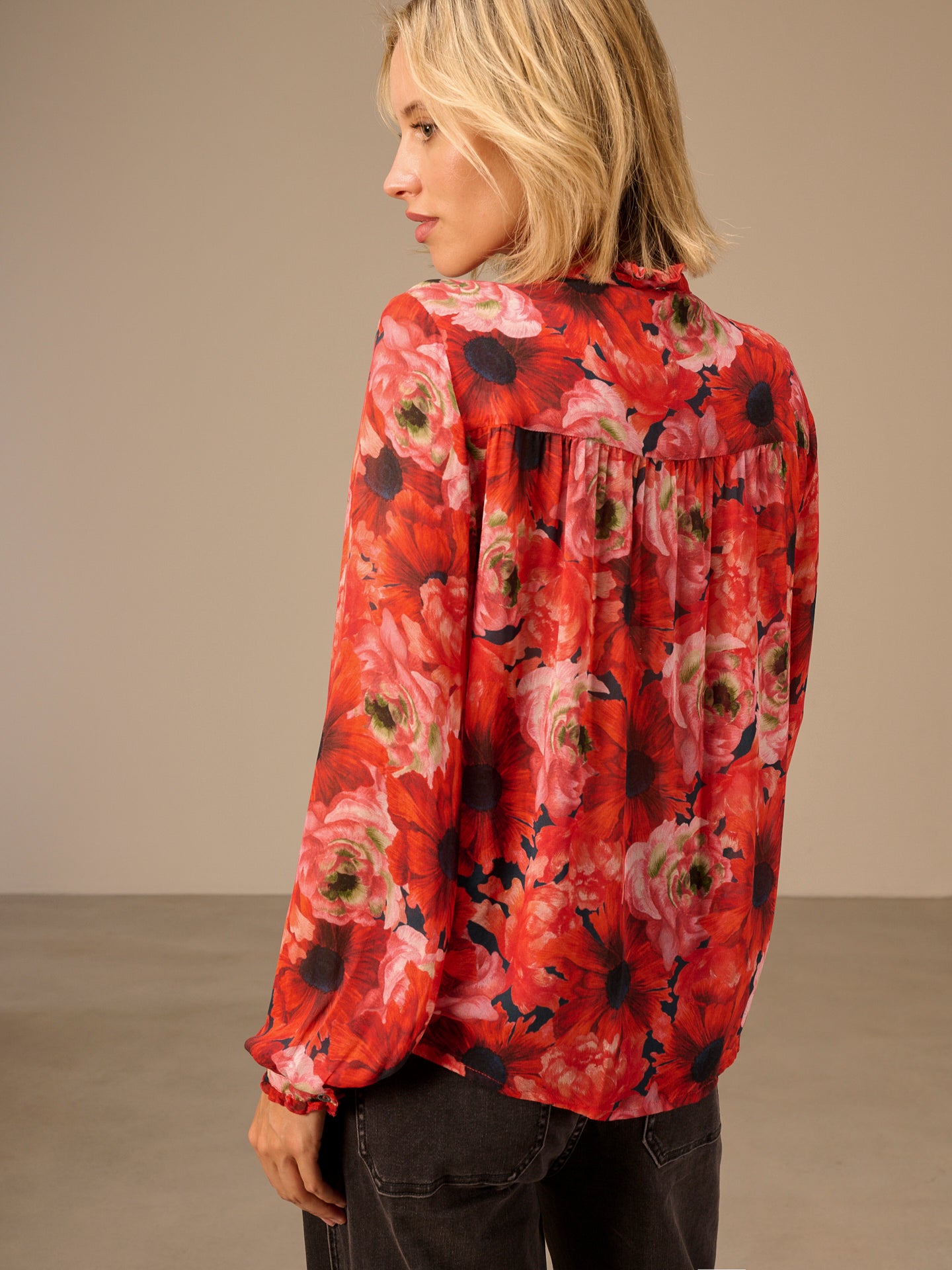 Blusa con dettaglio a balze