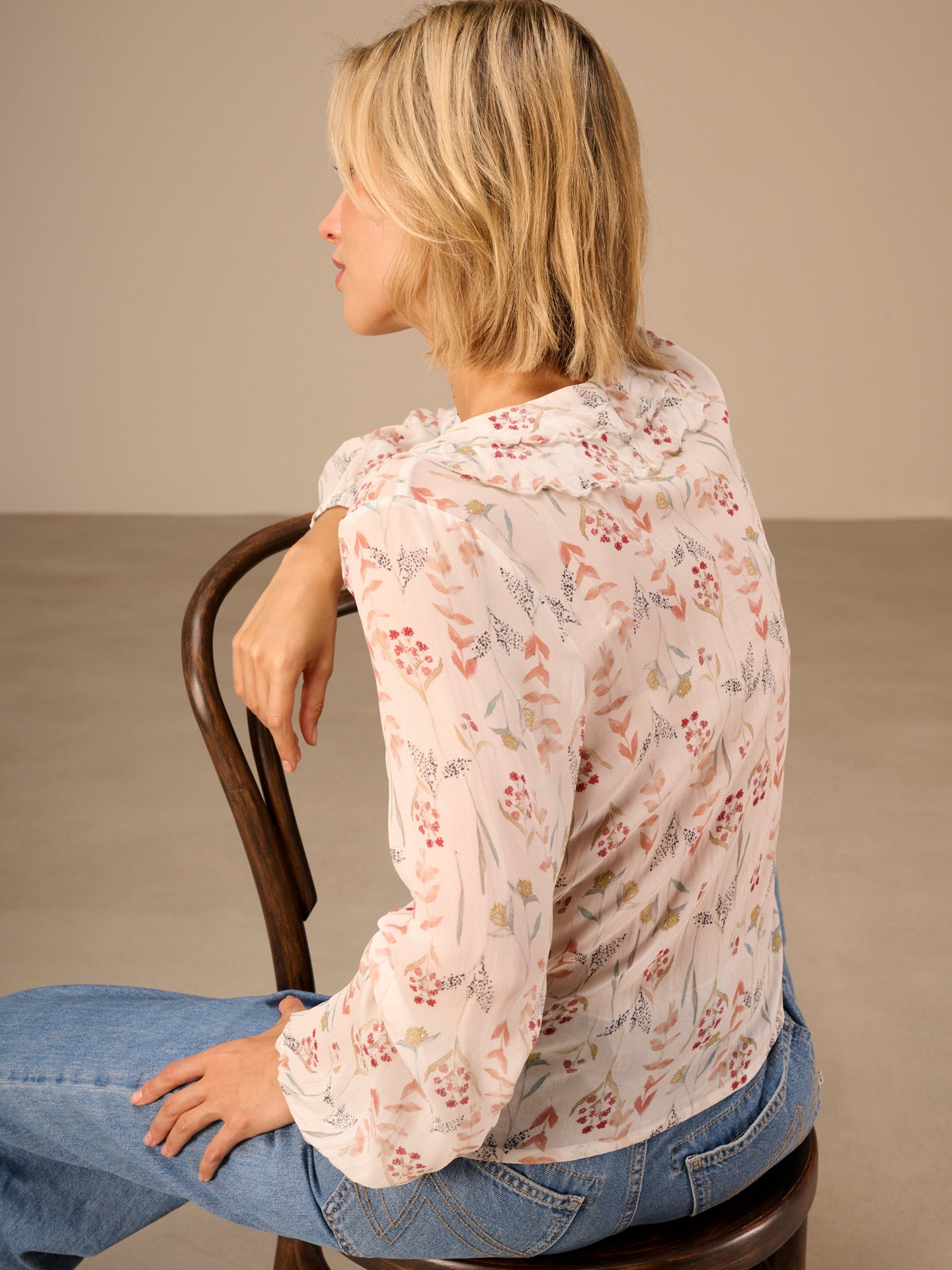 Blusa con dettaglio a balze
