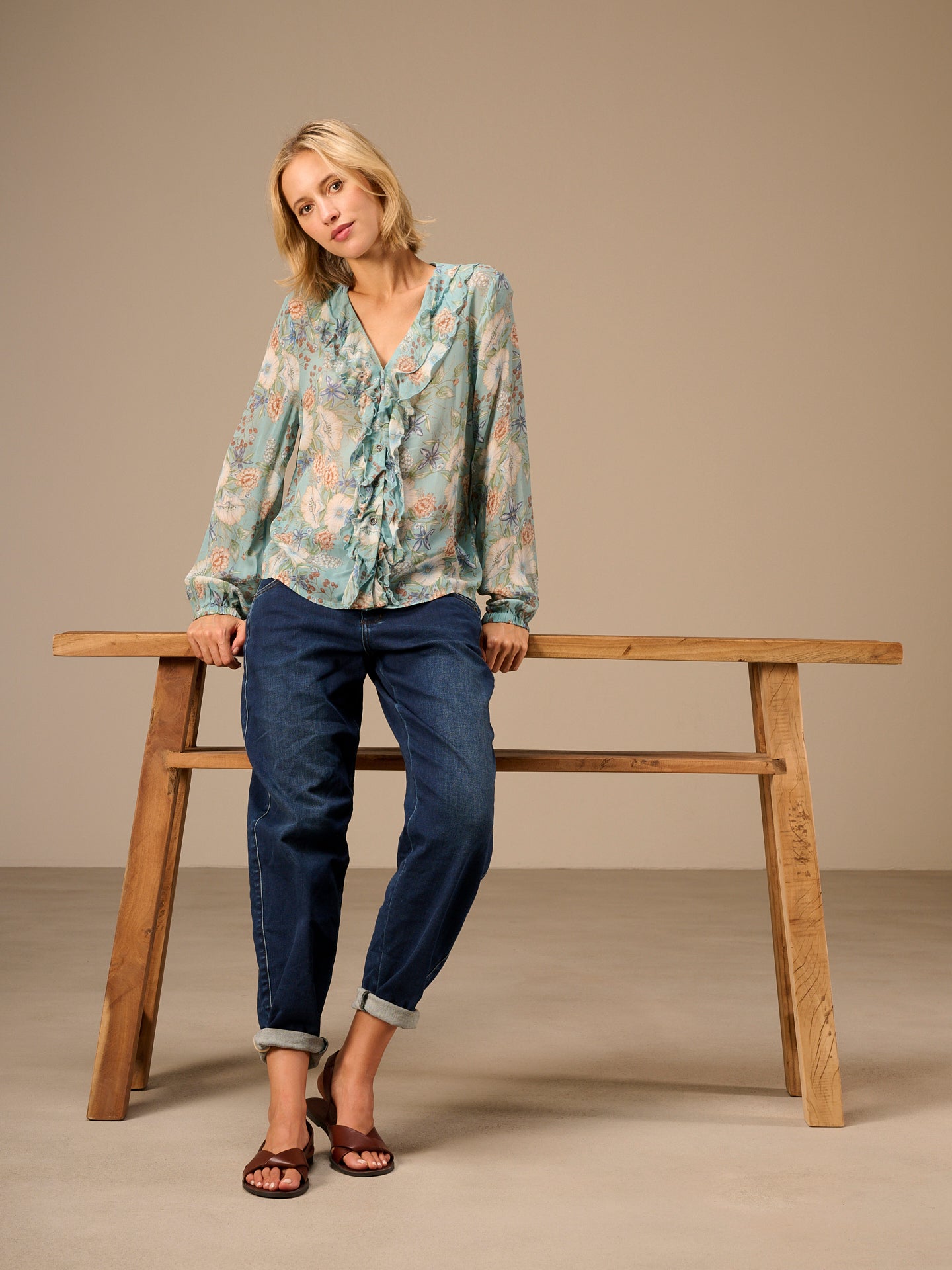 Blusa con dettaglio a balze