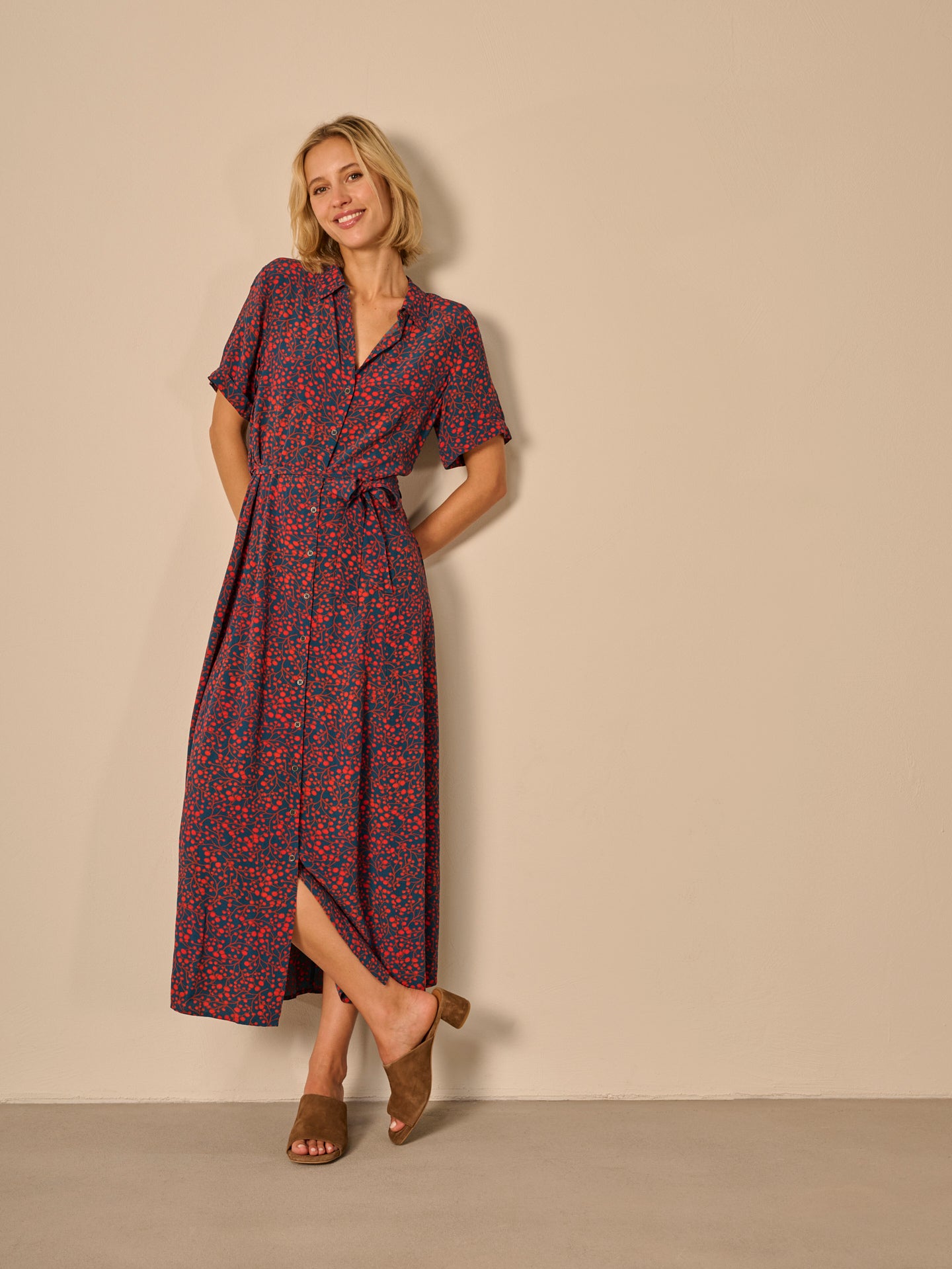 Dress with collar