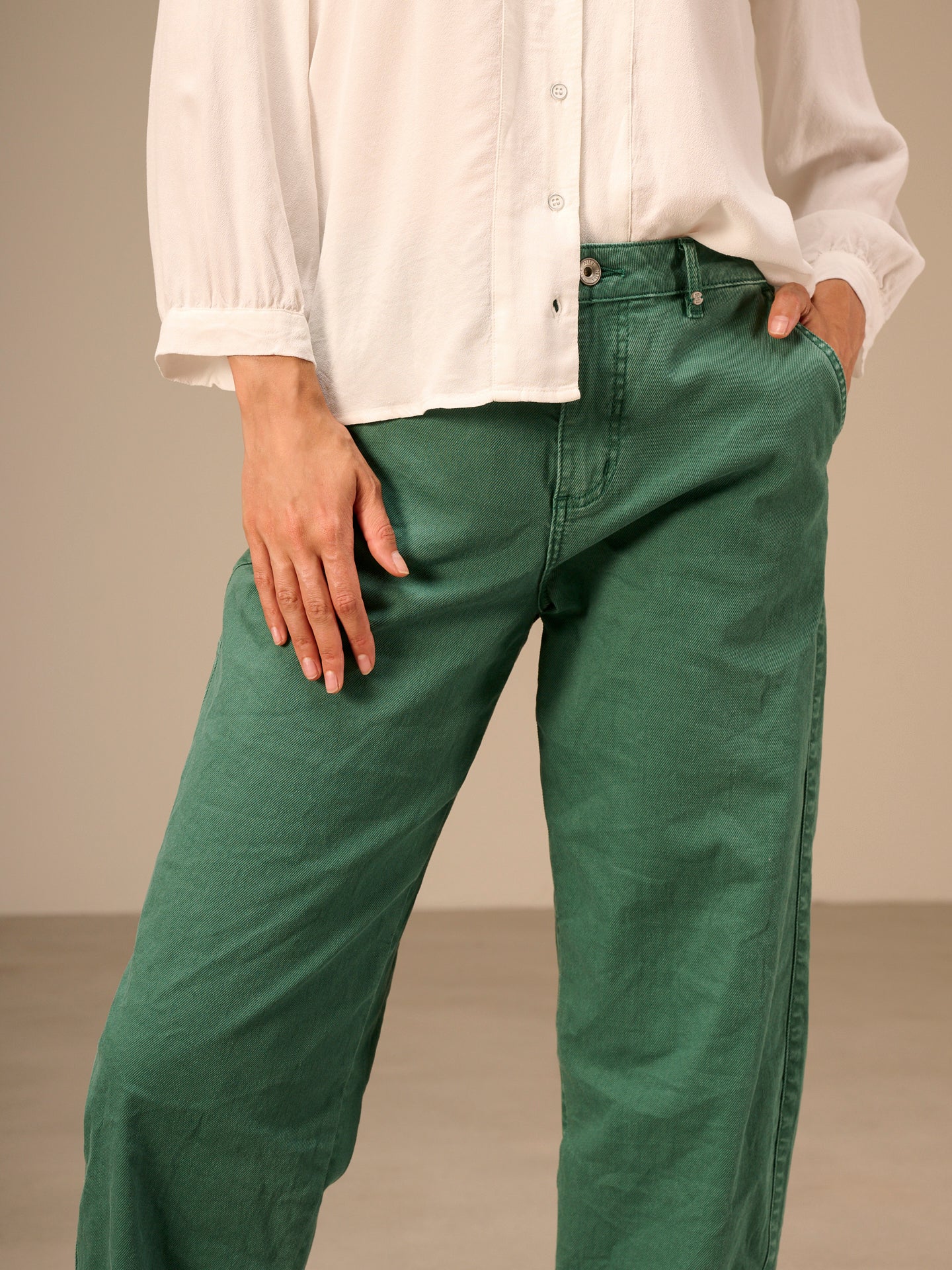 Barrel-leg trousers
