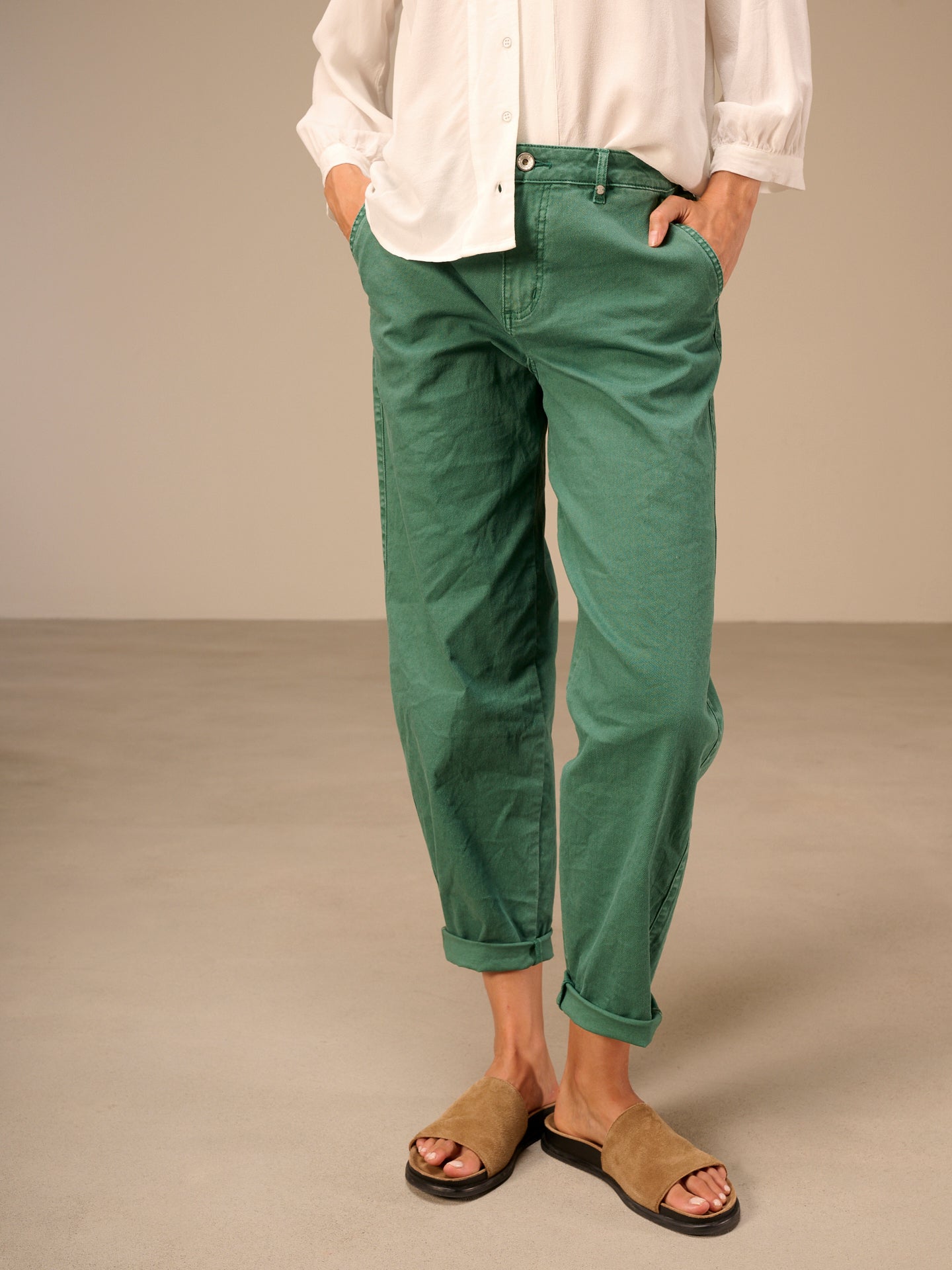 Barrel-leg trousers