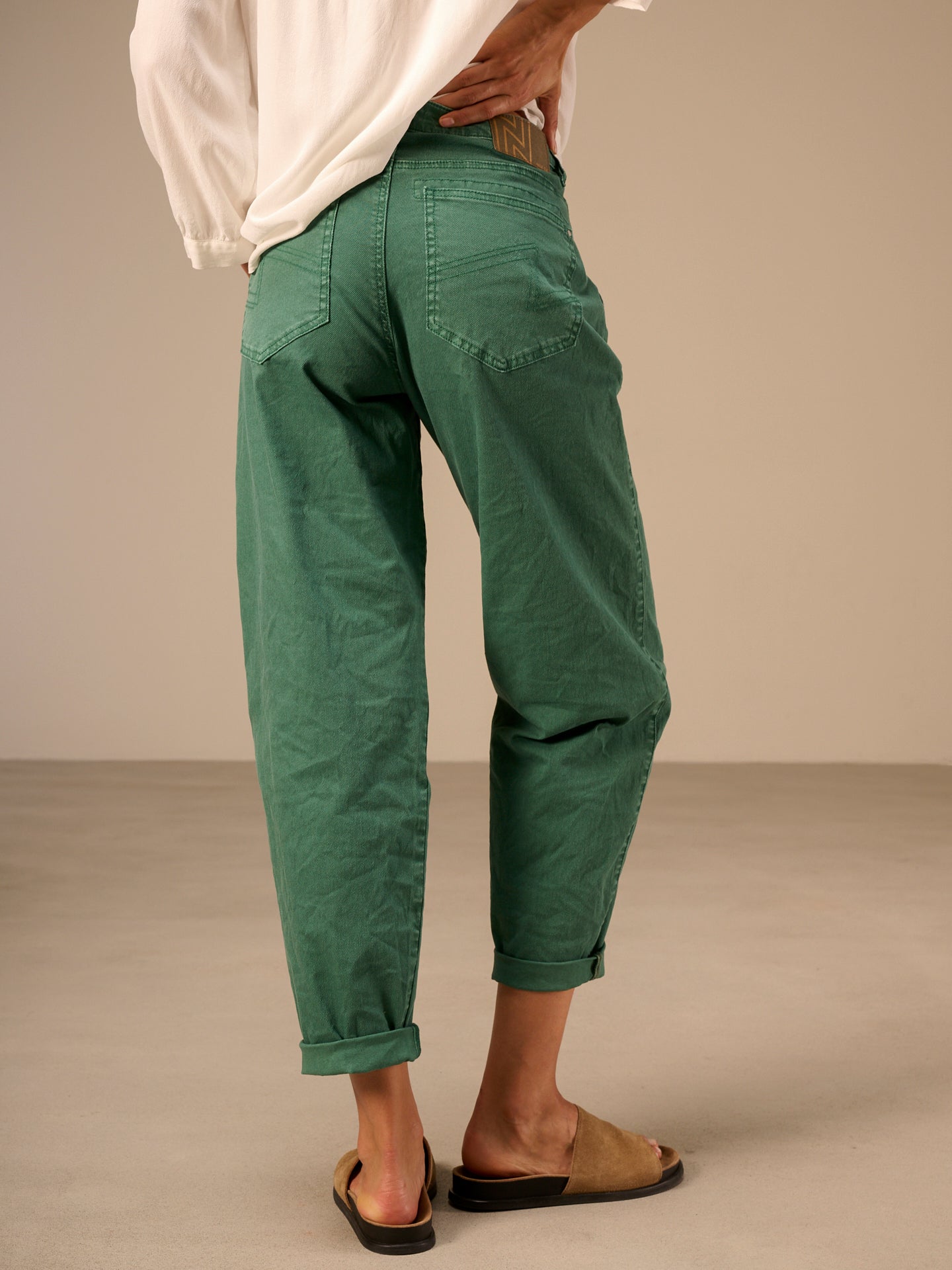 Barrel-leg trousers