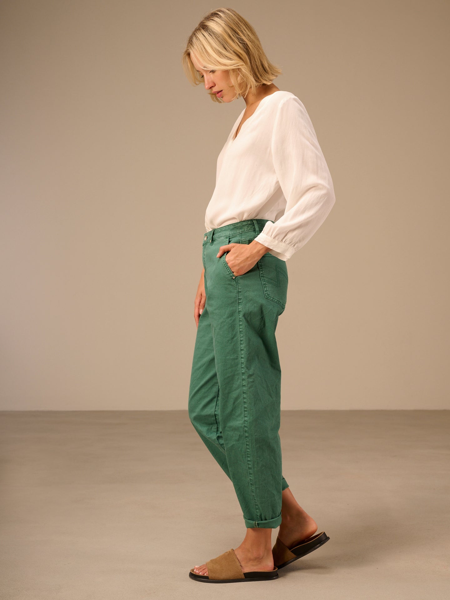 Barrel-leg trousers