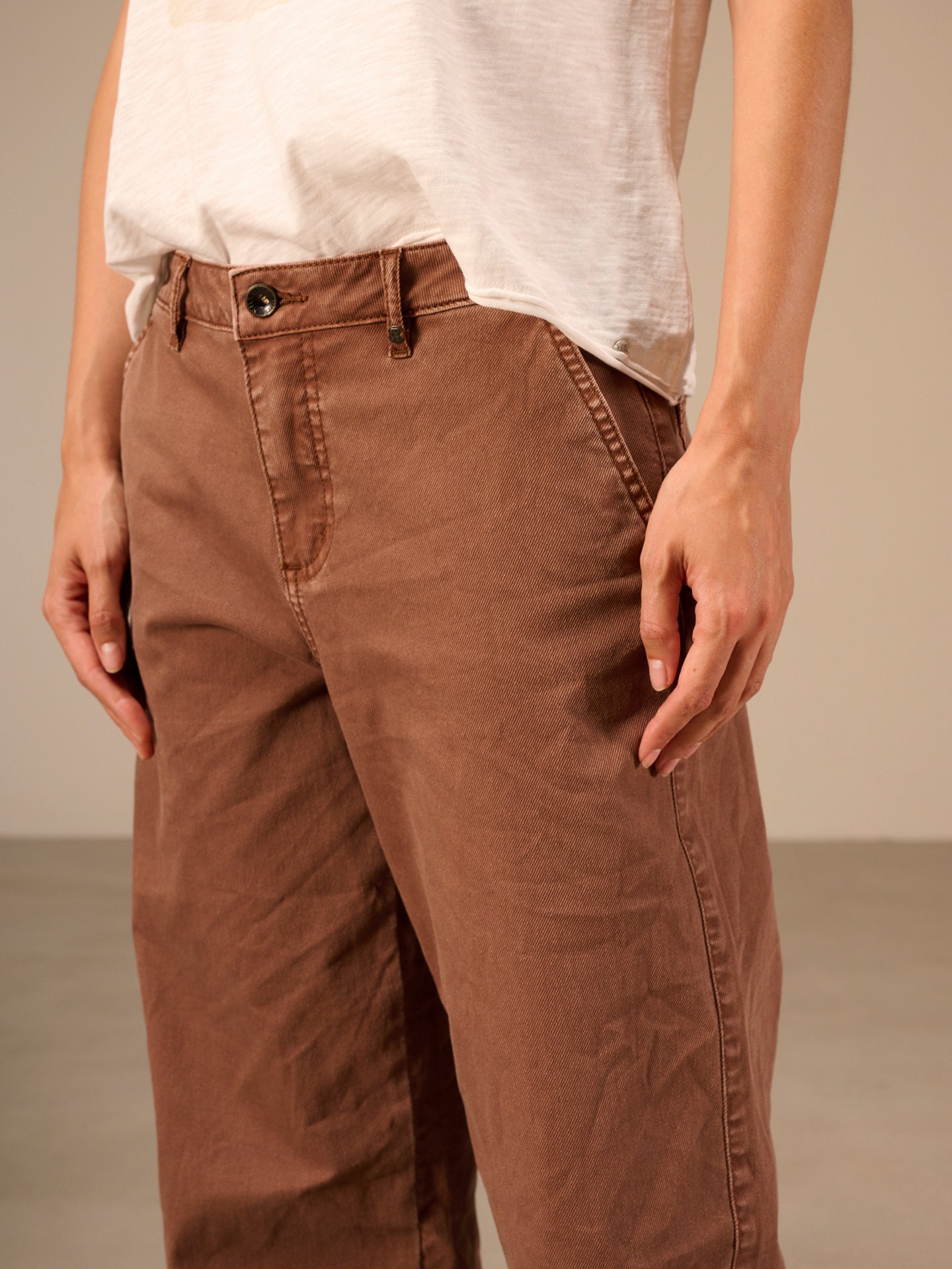 Barrel-leg trousers
