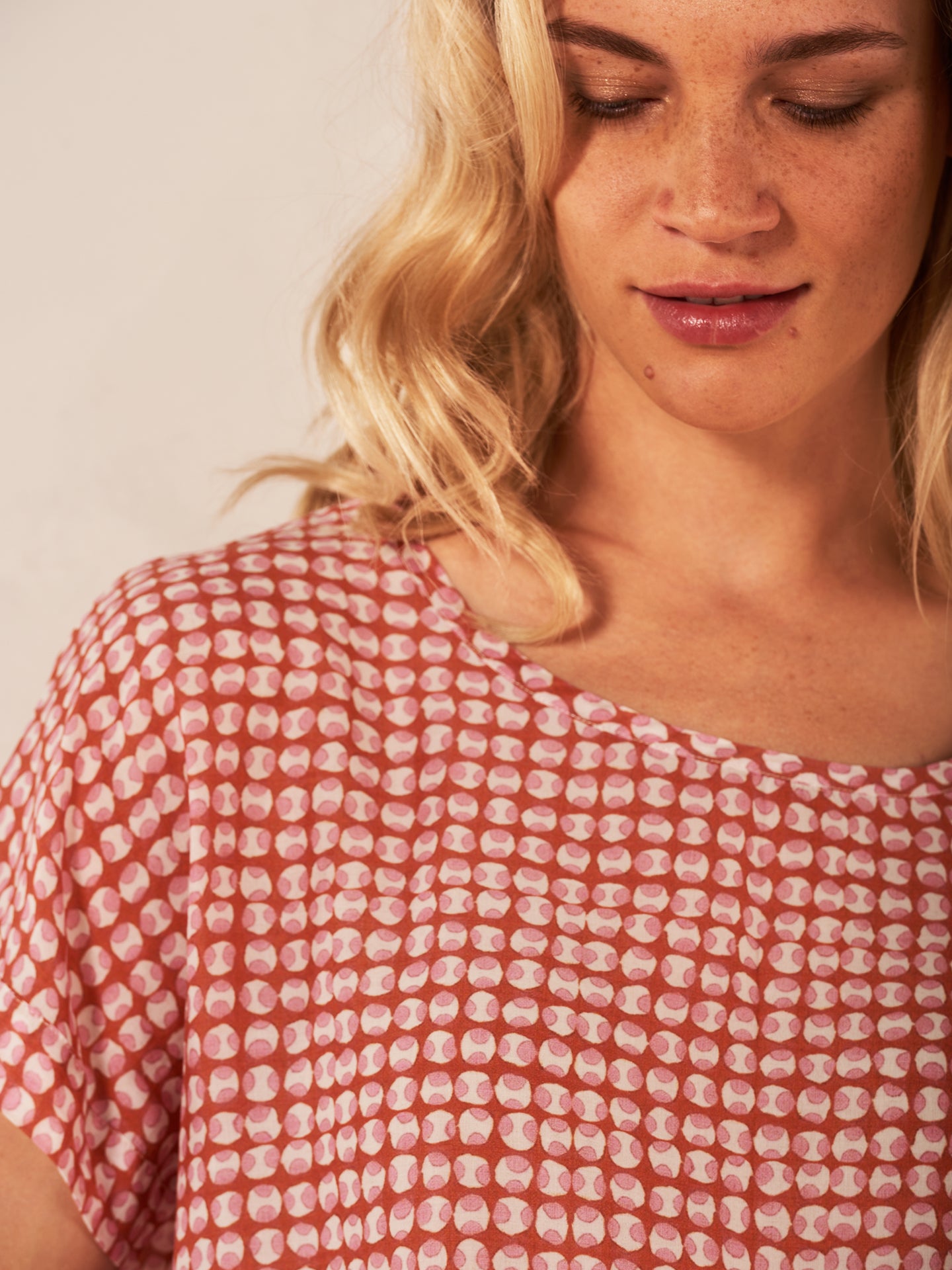 Blusa con scollo rotondo