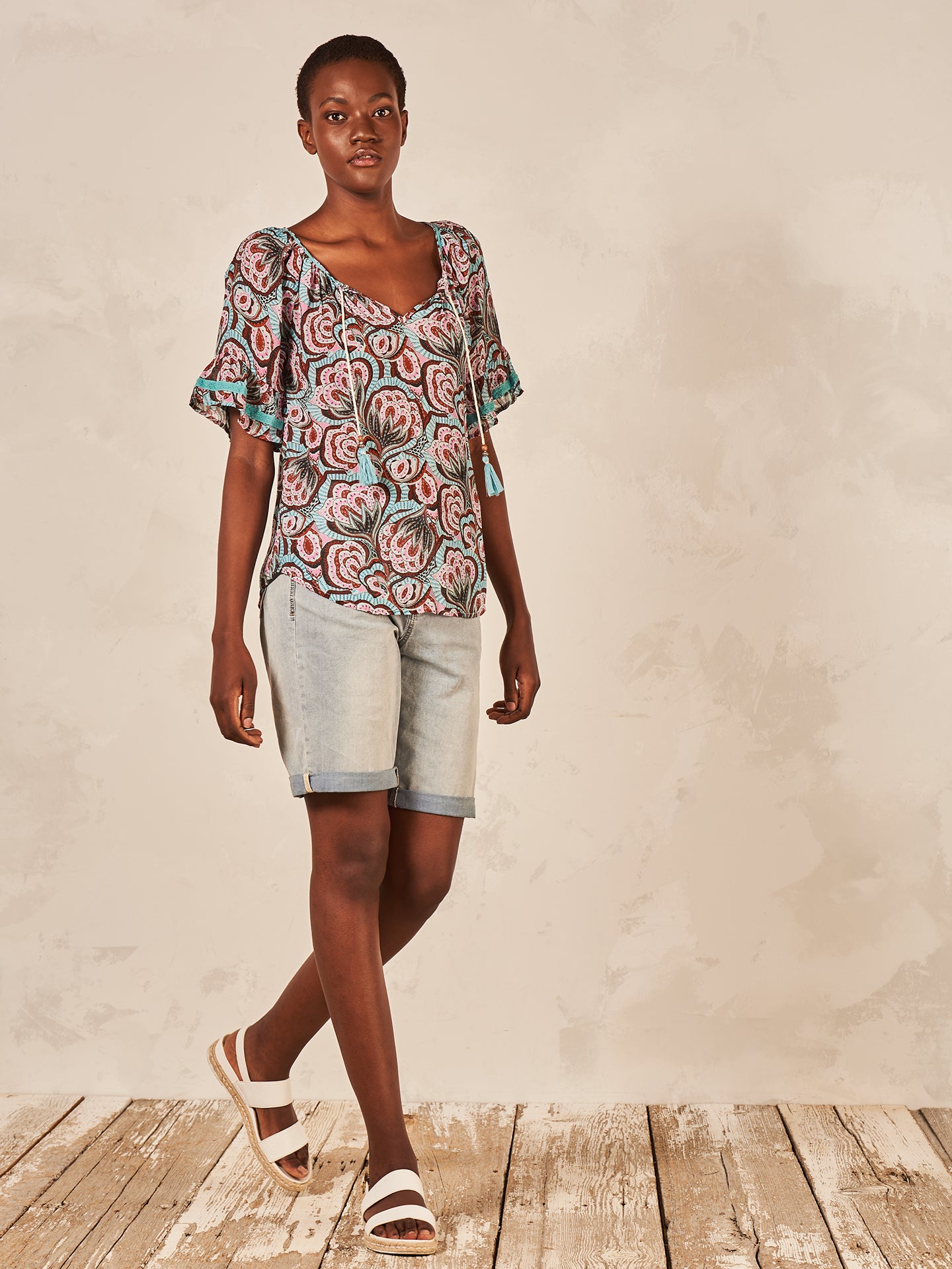 Blusa con dettaglio a balze