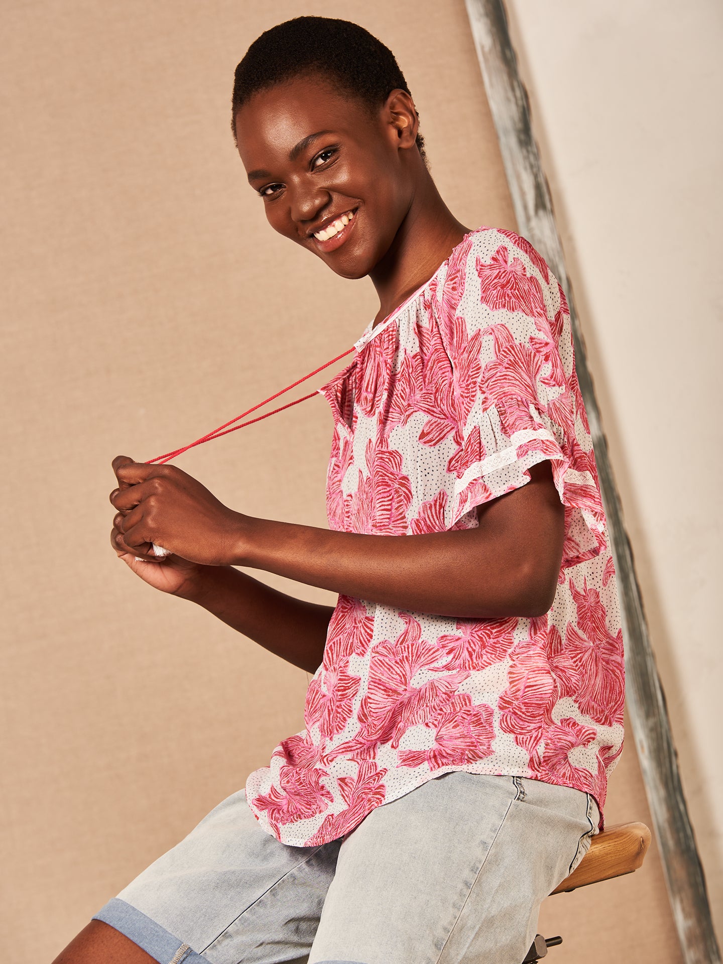 Blusa con dettaglio a balze