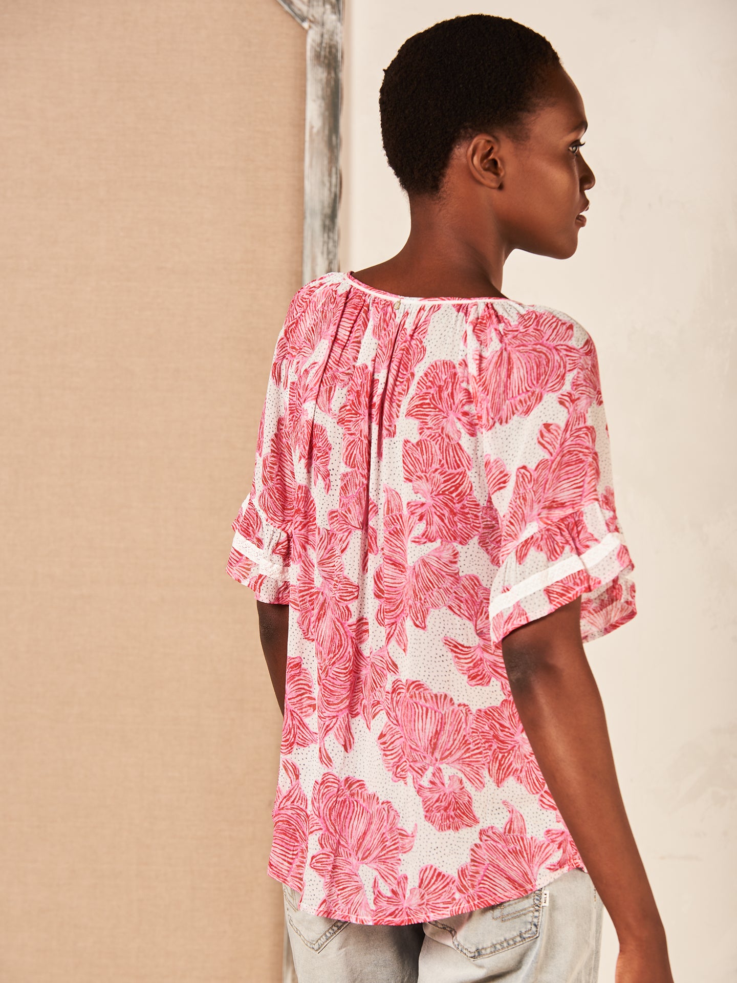 Blusa con dettaglio a balze