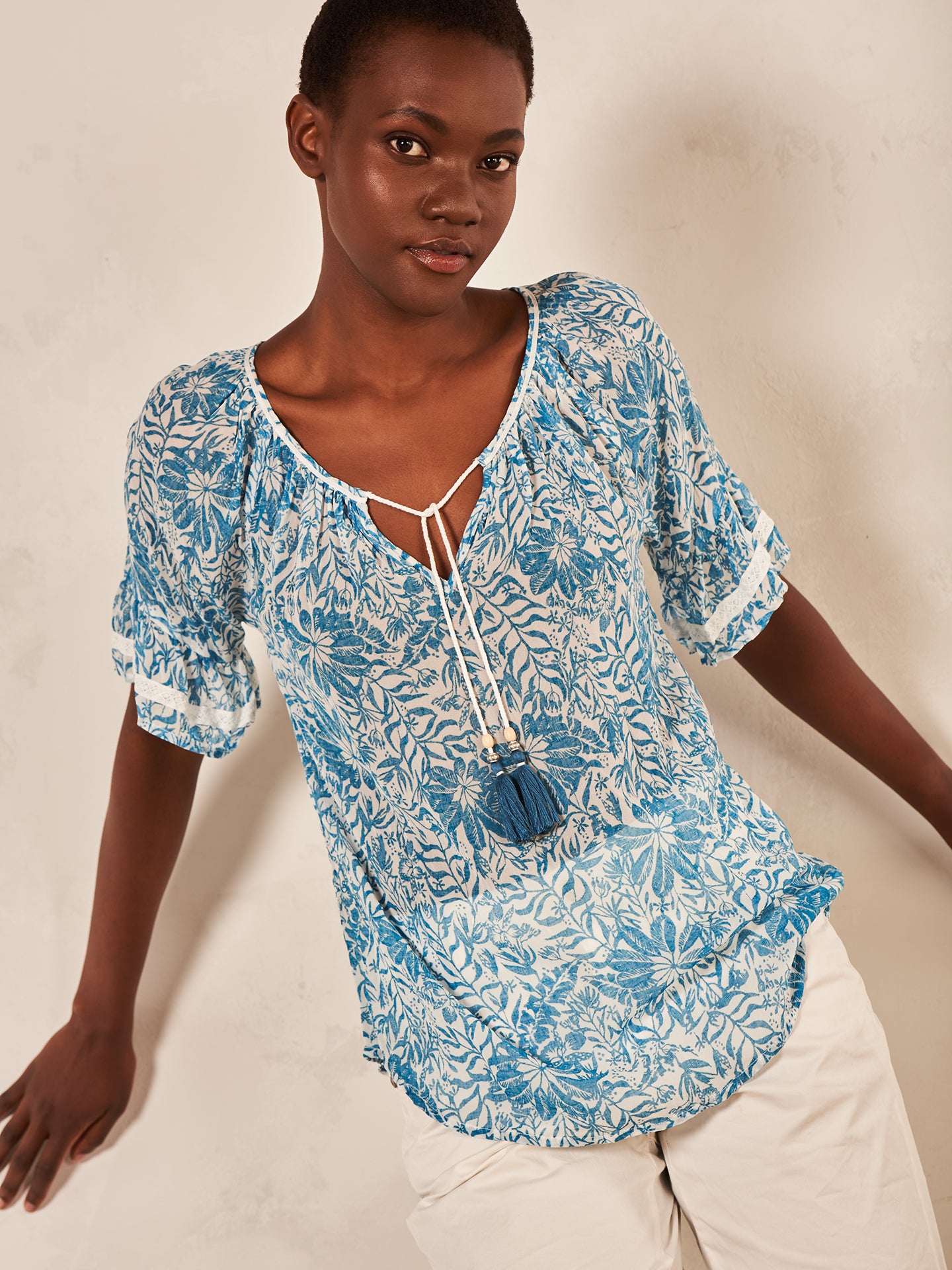 Blusa con dettaglio a balze