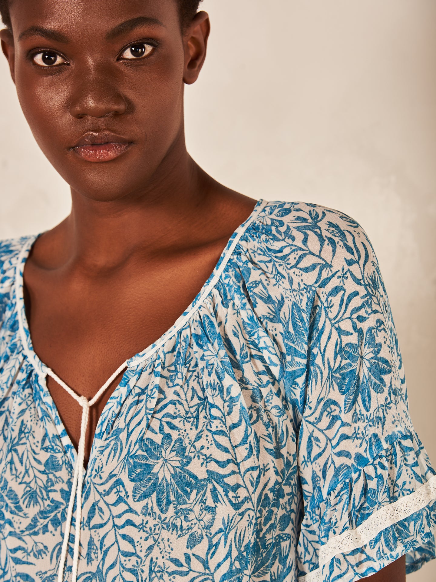 Blusa con dettaglio a balze