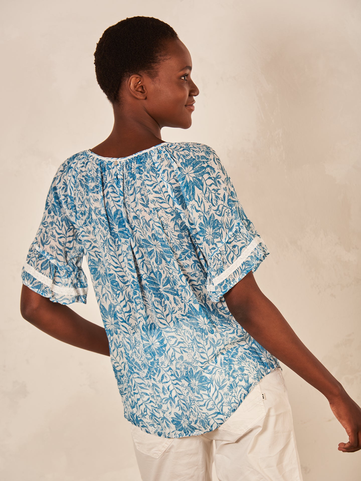 Blusa con dettaglio a balze