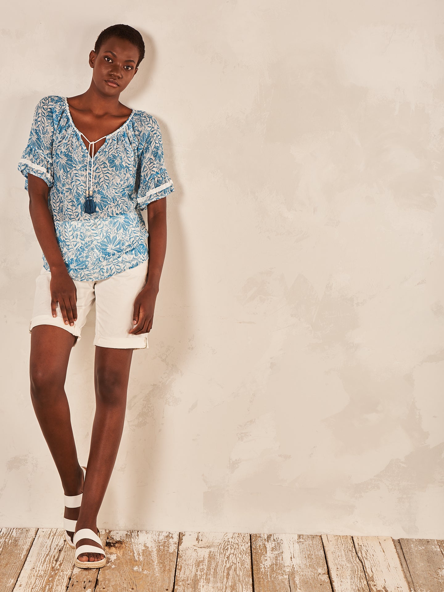 Blusa con dettaglio a balze