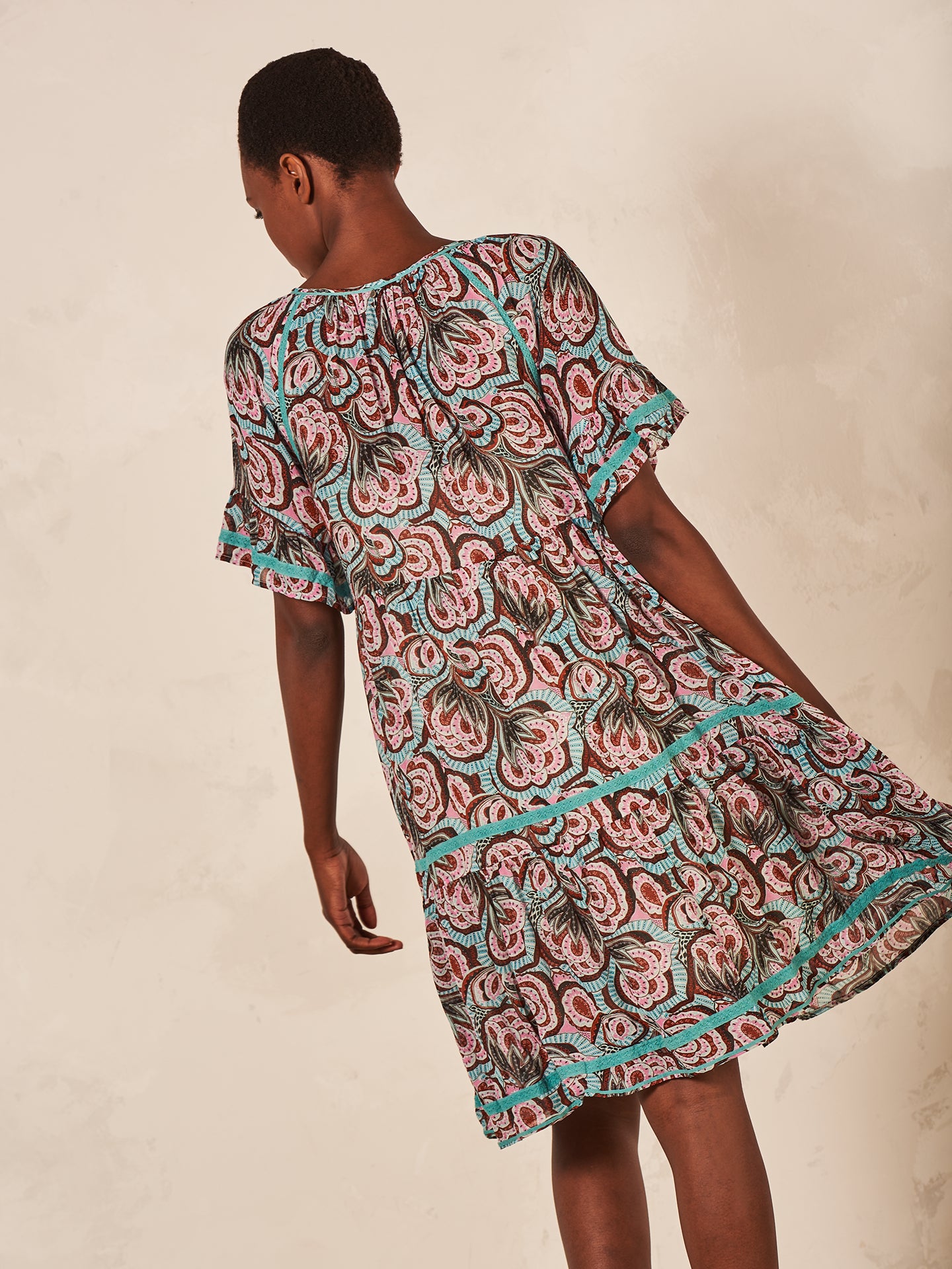 Kleid mit Volant