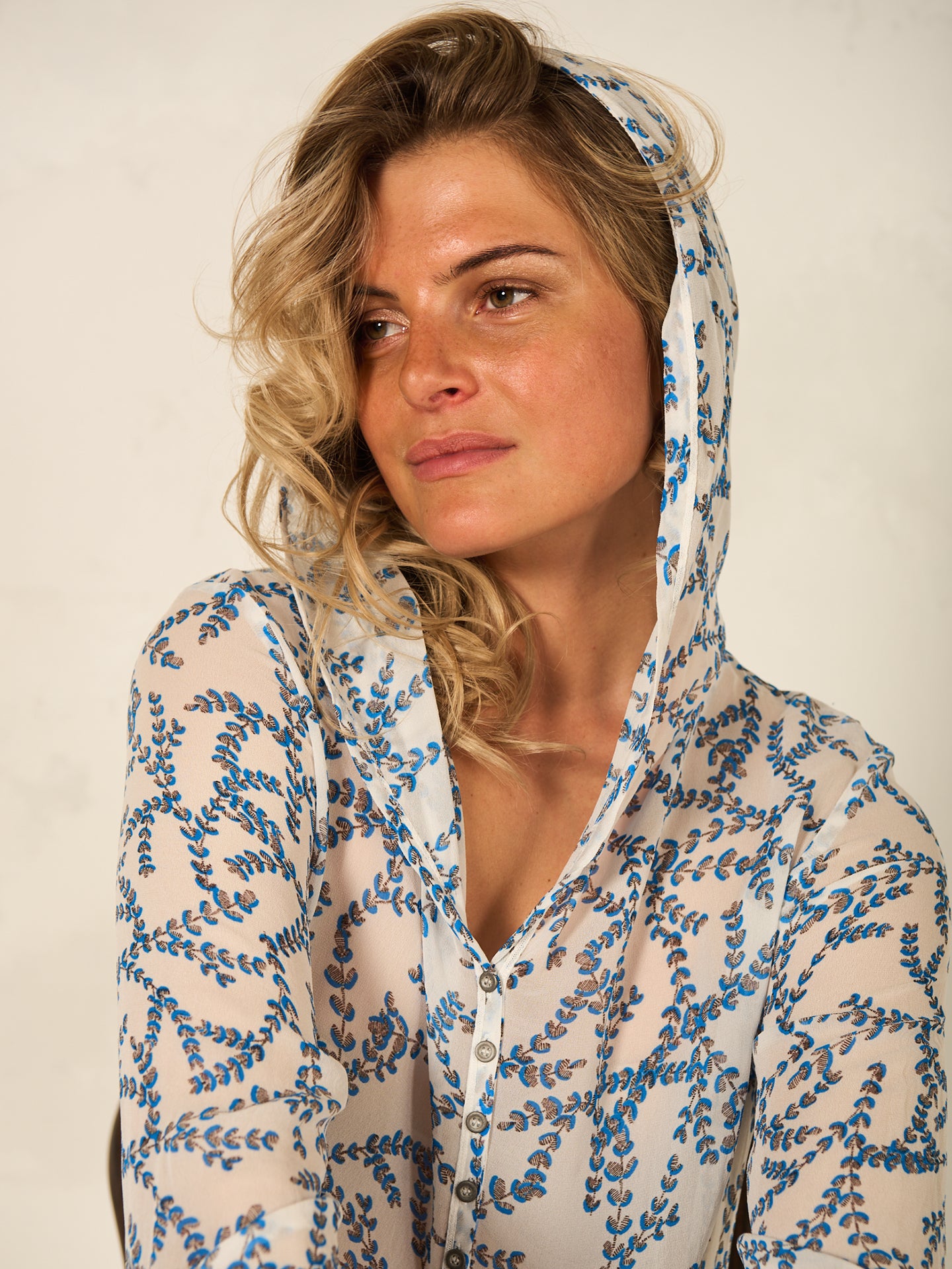 Bluse mit Kapuze