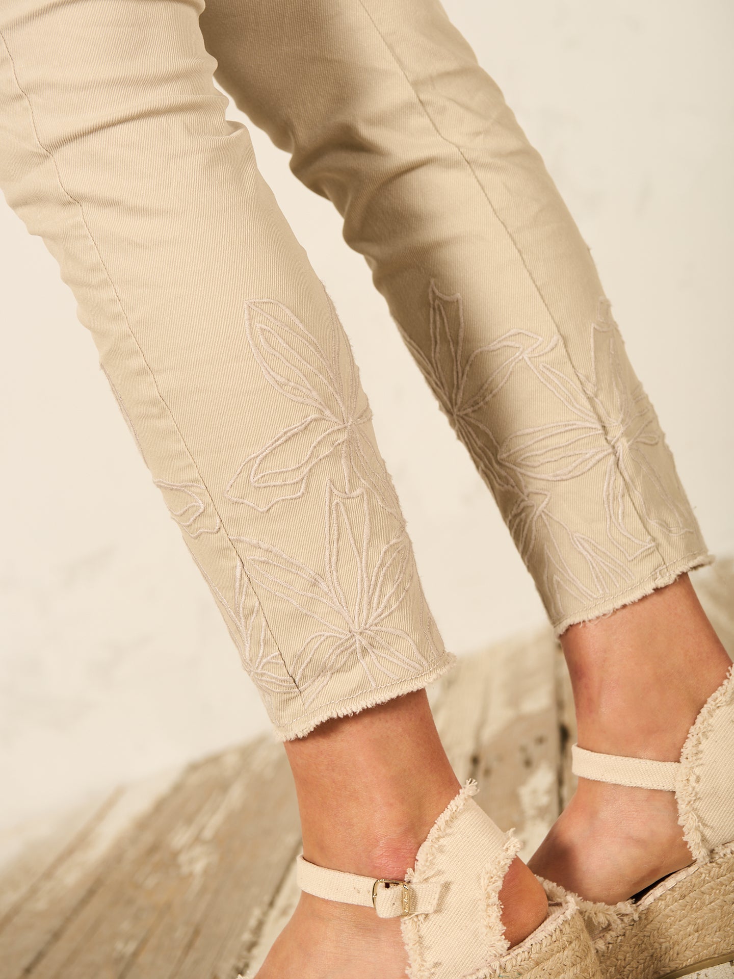 Pantaloni con ricamo