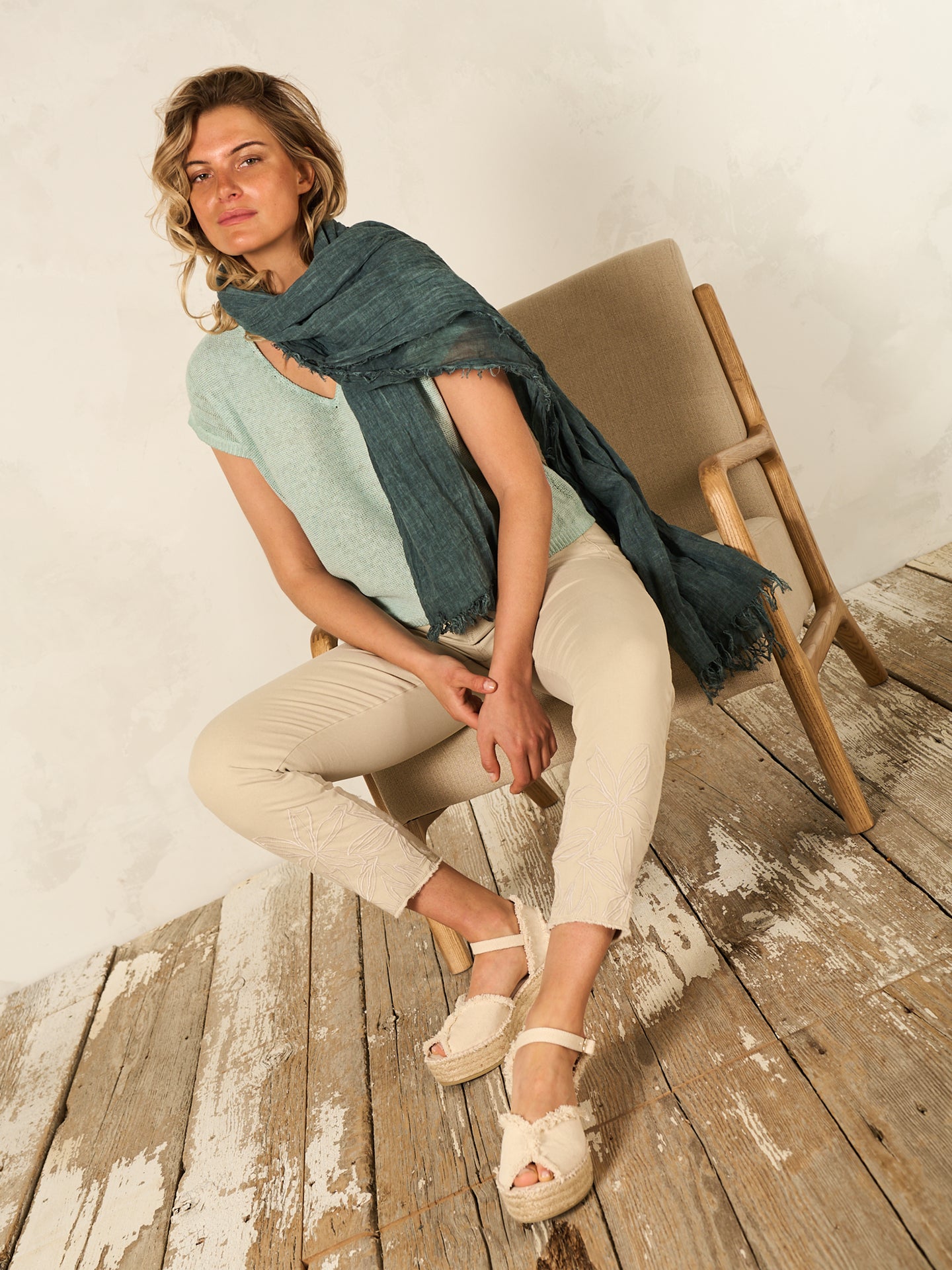 Pantaloni con ricamo