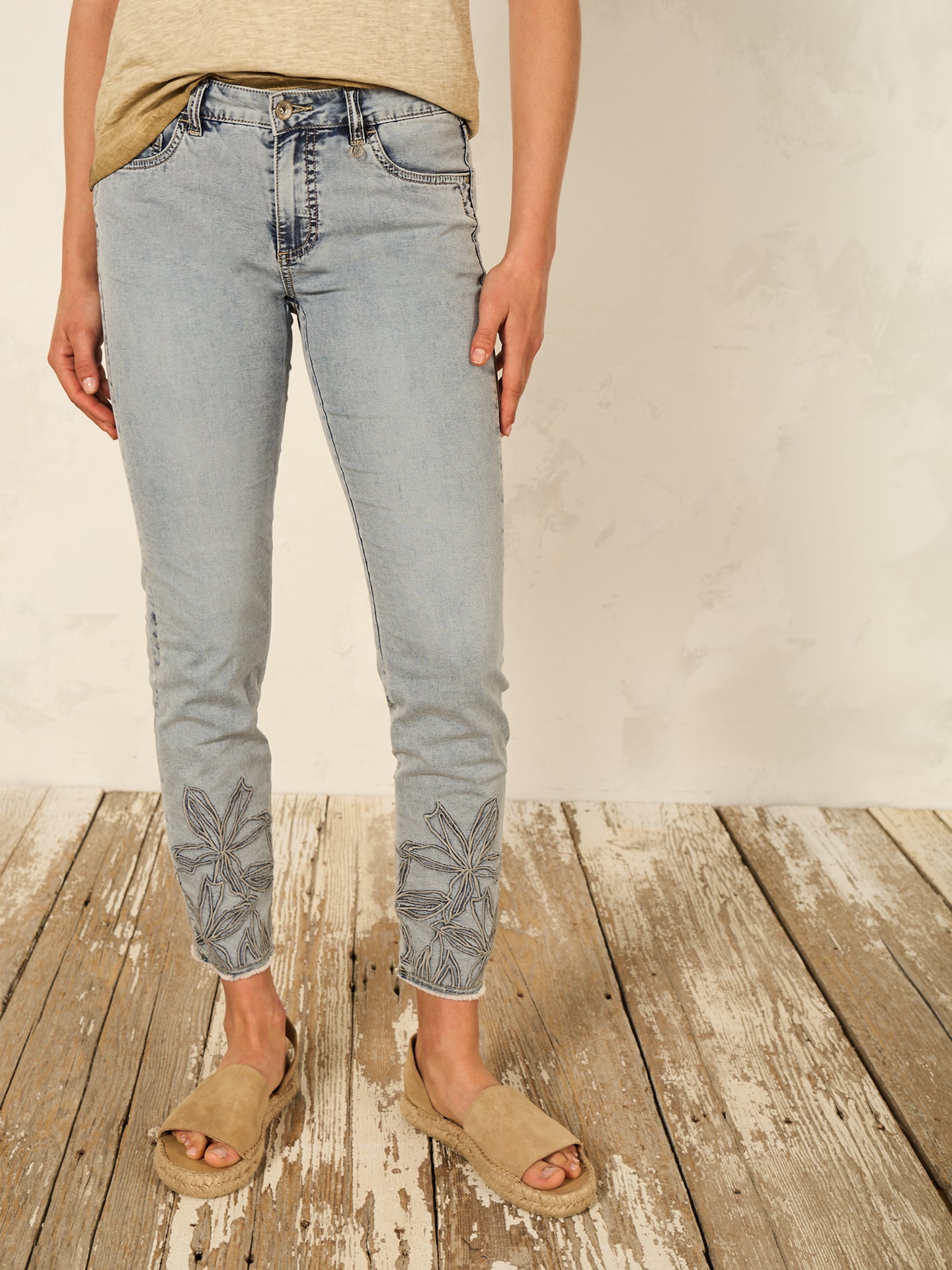 Pantaloni con ricamo