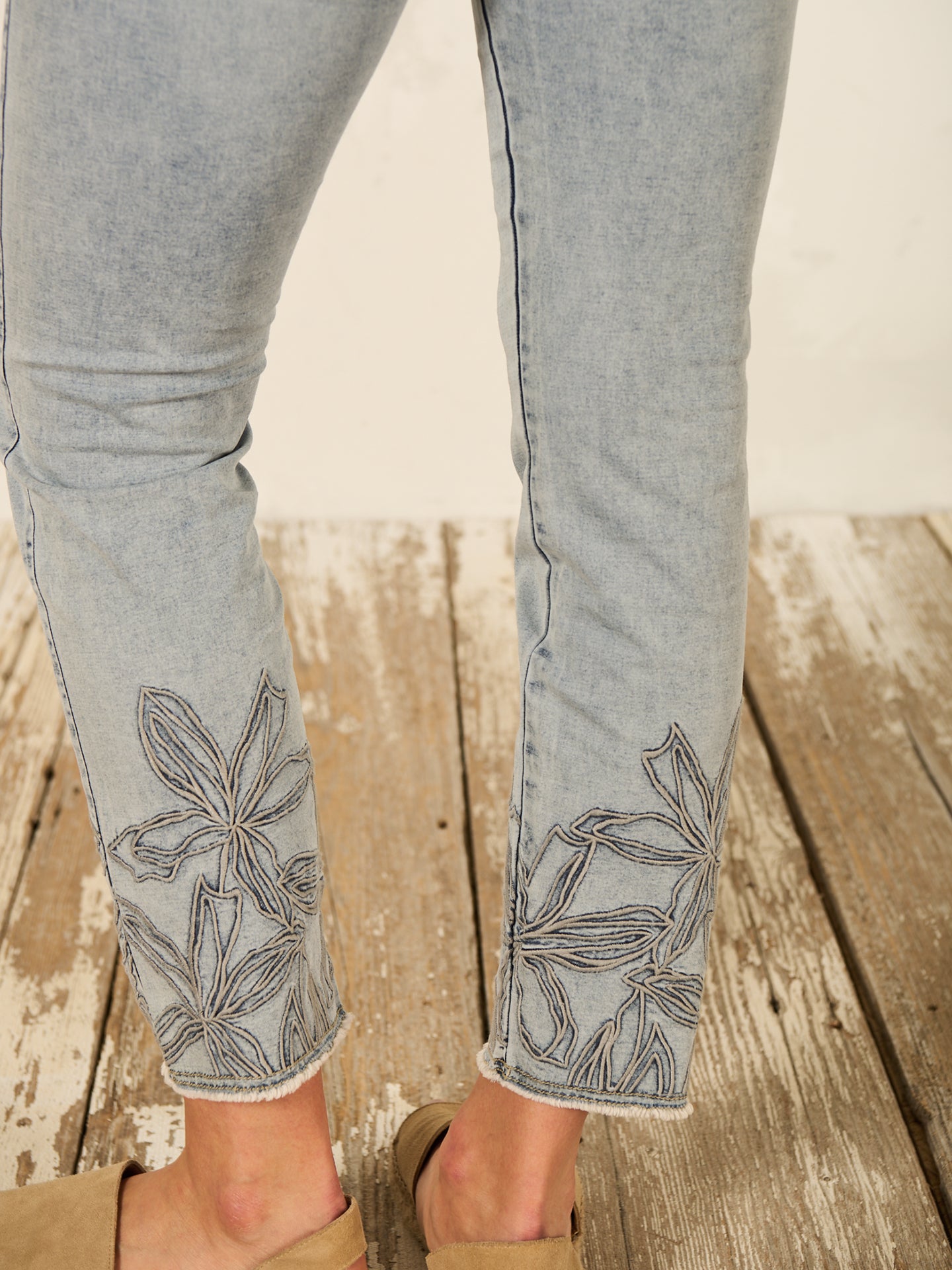 Pantaloni con ricamo