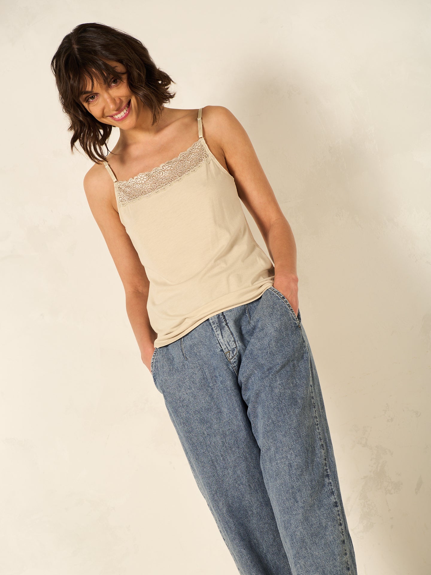 Top con spalline e finiture in pizzo