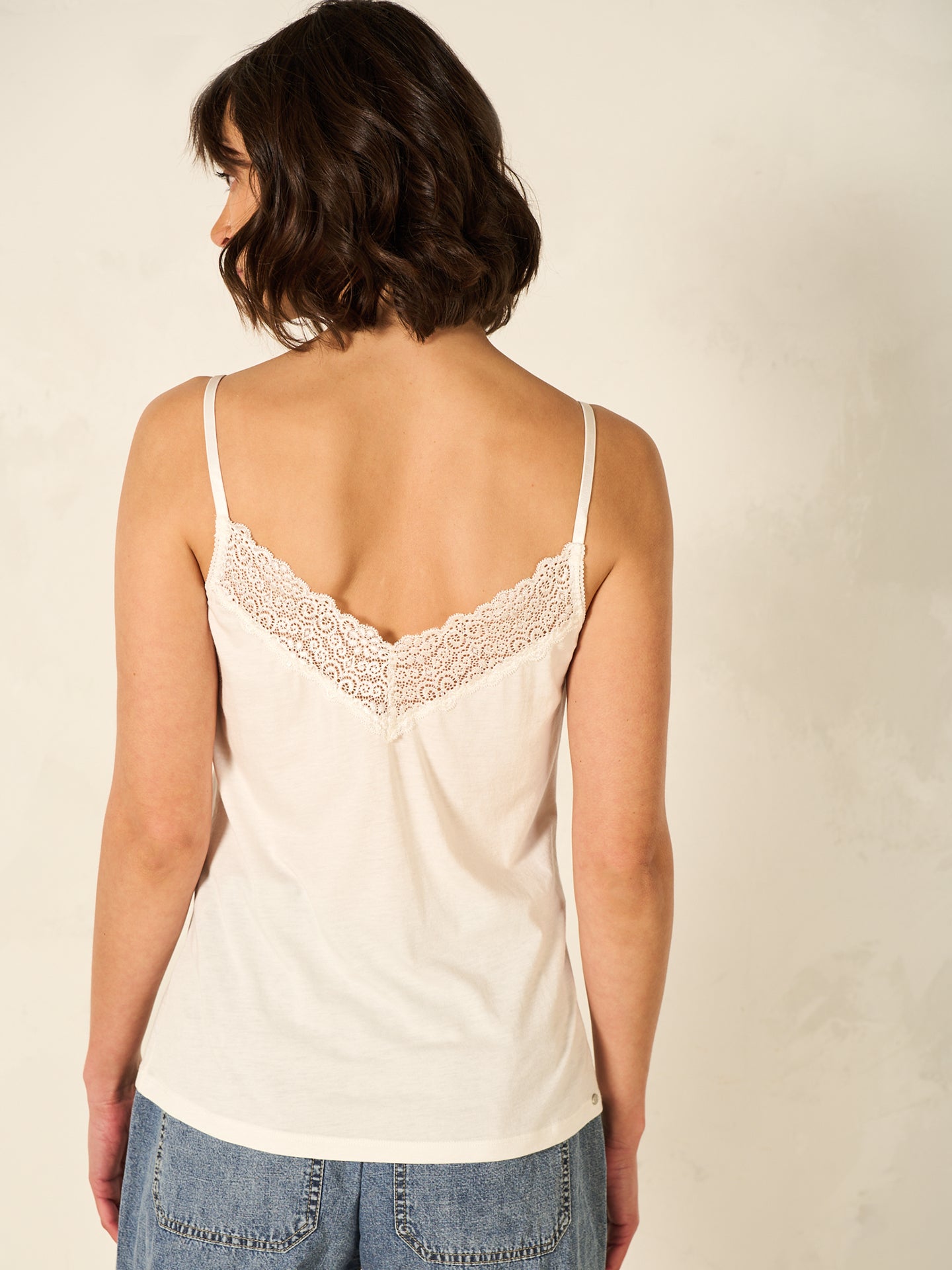 Top con spalline e finiture in pizzo