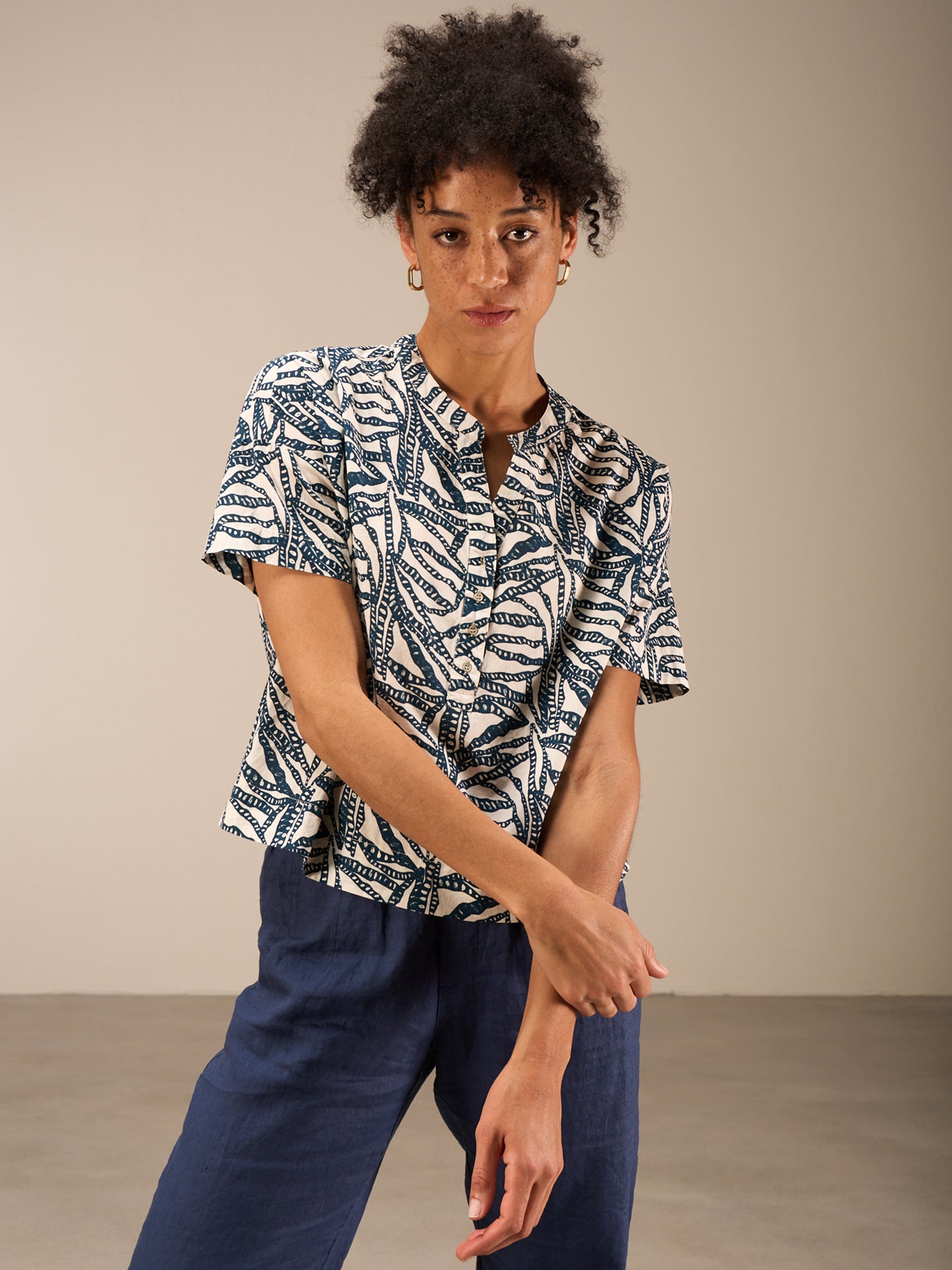 Short-sleeved blouse