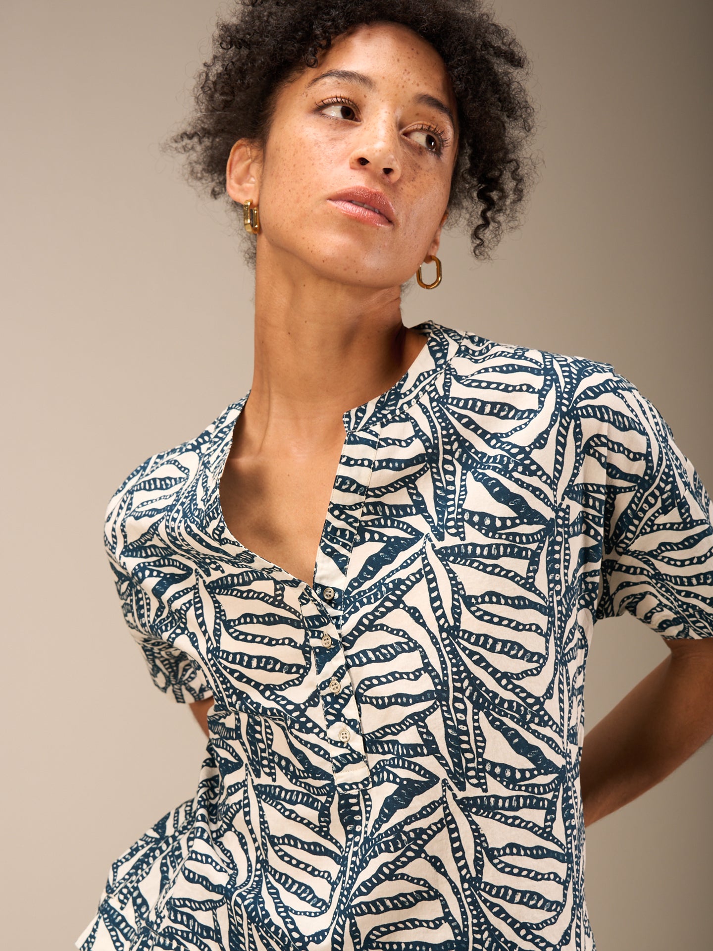 Short-sleeved blouse