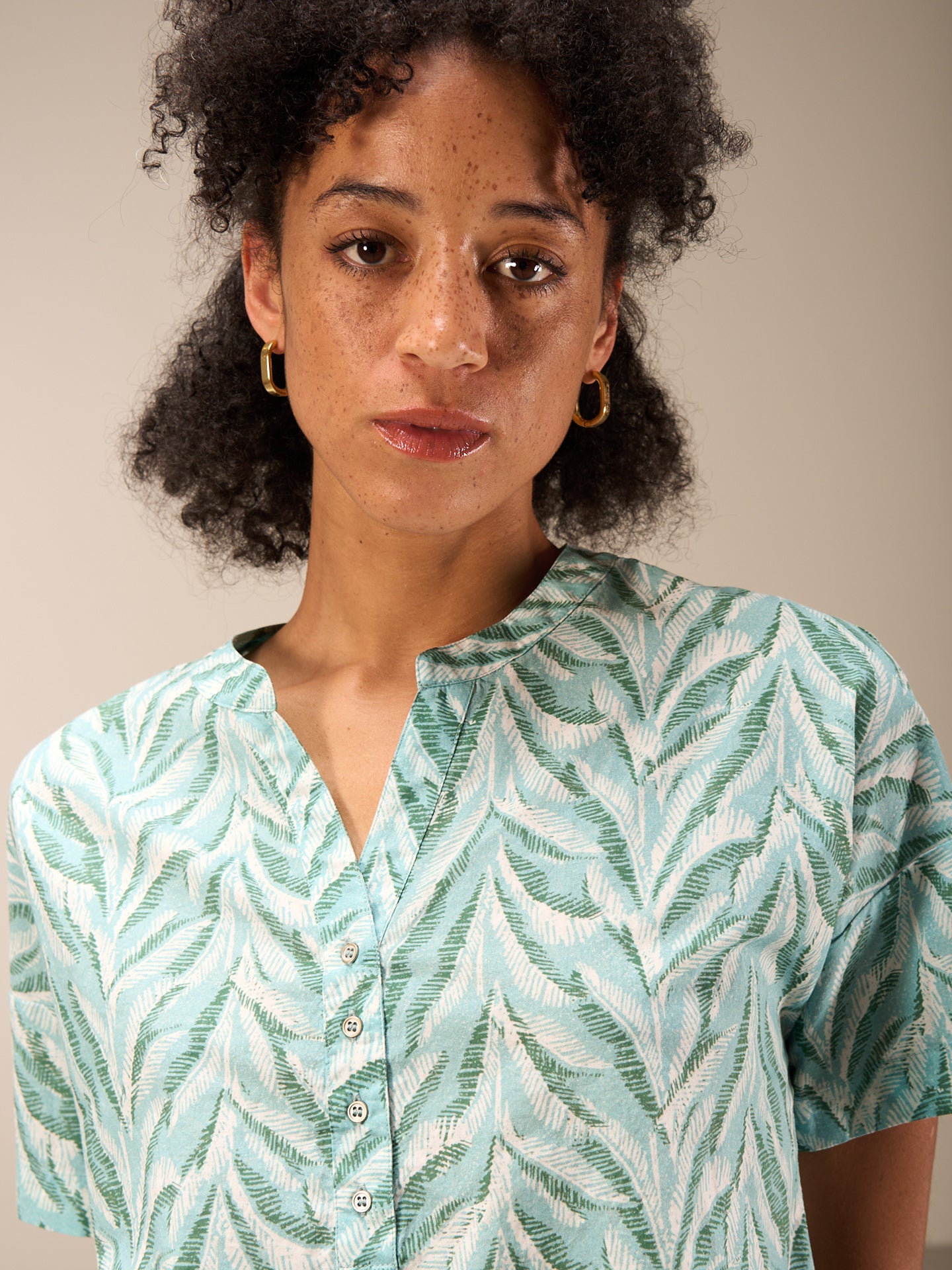 Short-sleeved blouse