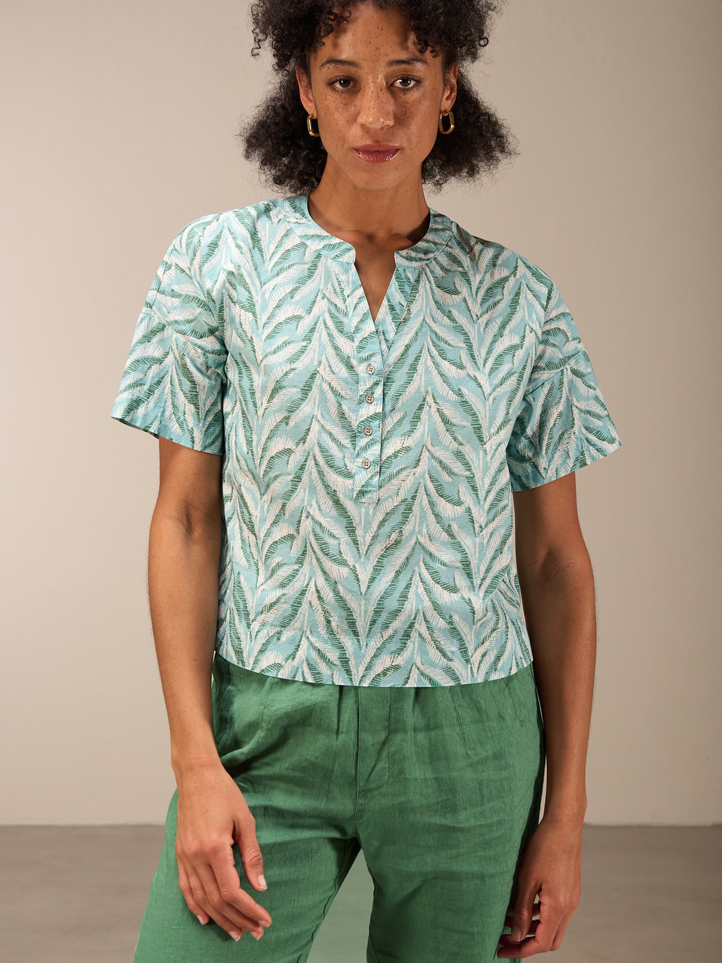 Short-sleeved blouse