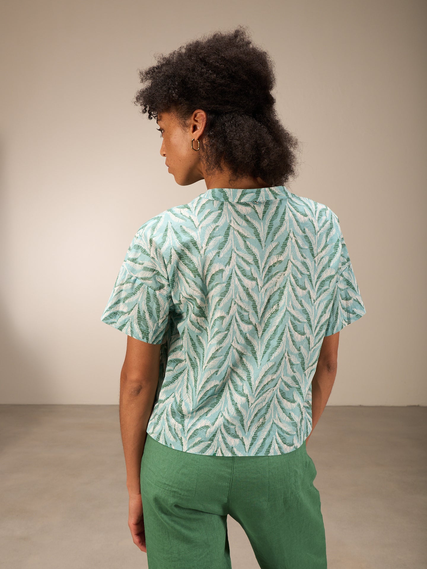 Short-sleeved blouse