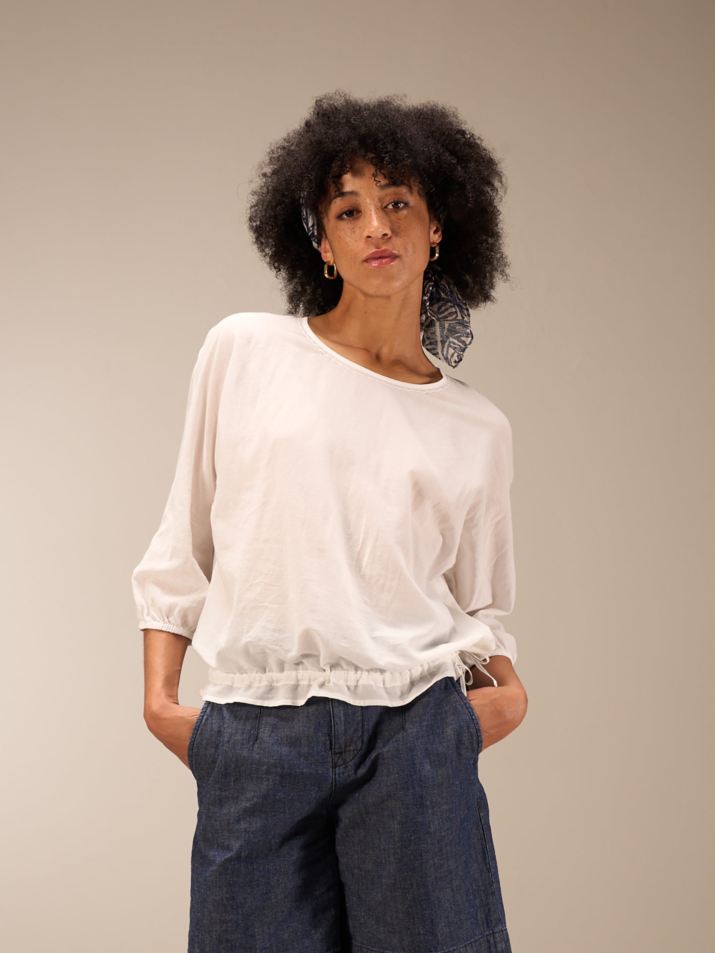 Blusa con scollo rotondo