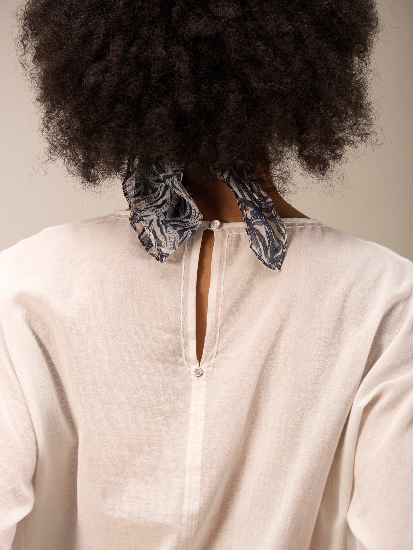 Blusa con scollo rotondo