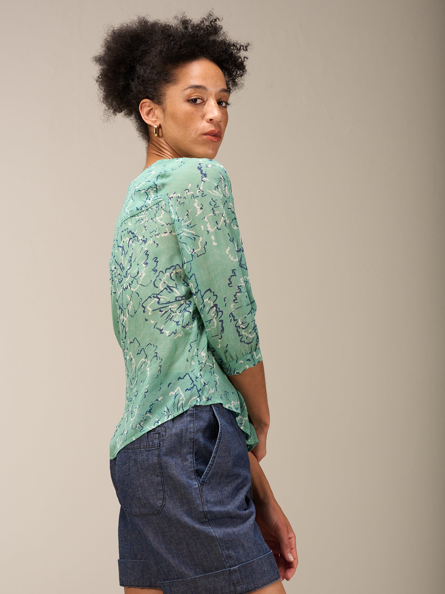 Blusa con abbottonatura