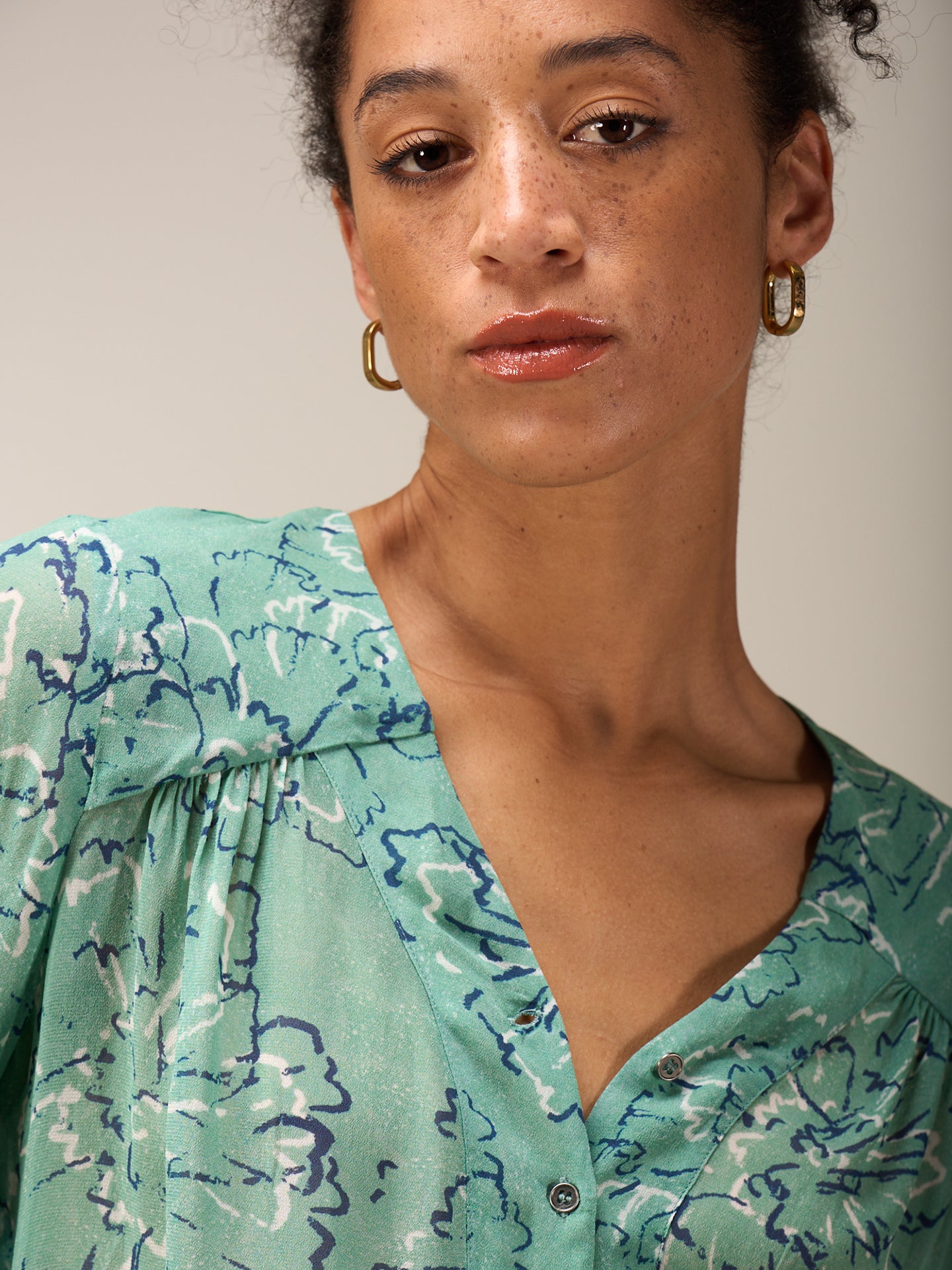 Blusa con abbottonatura