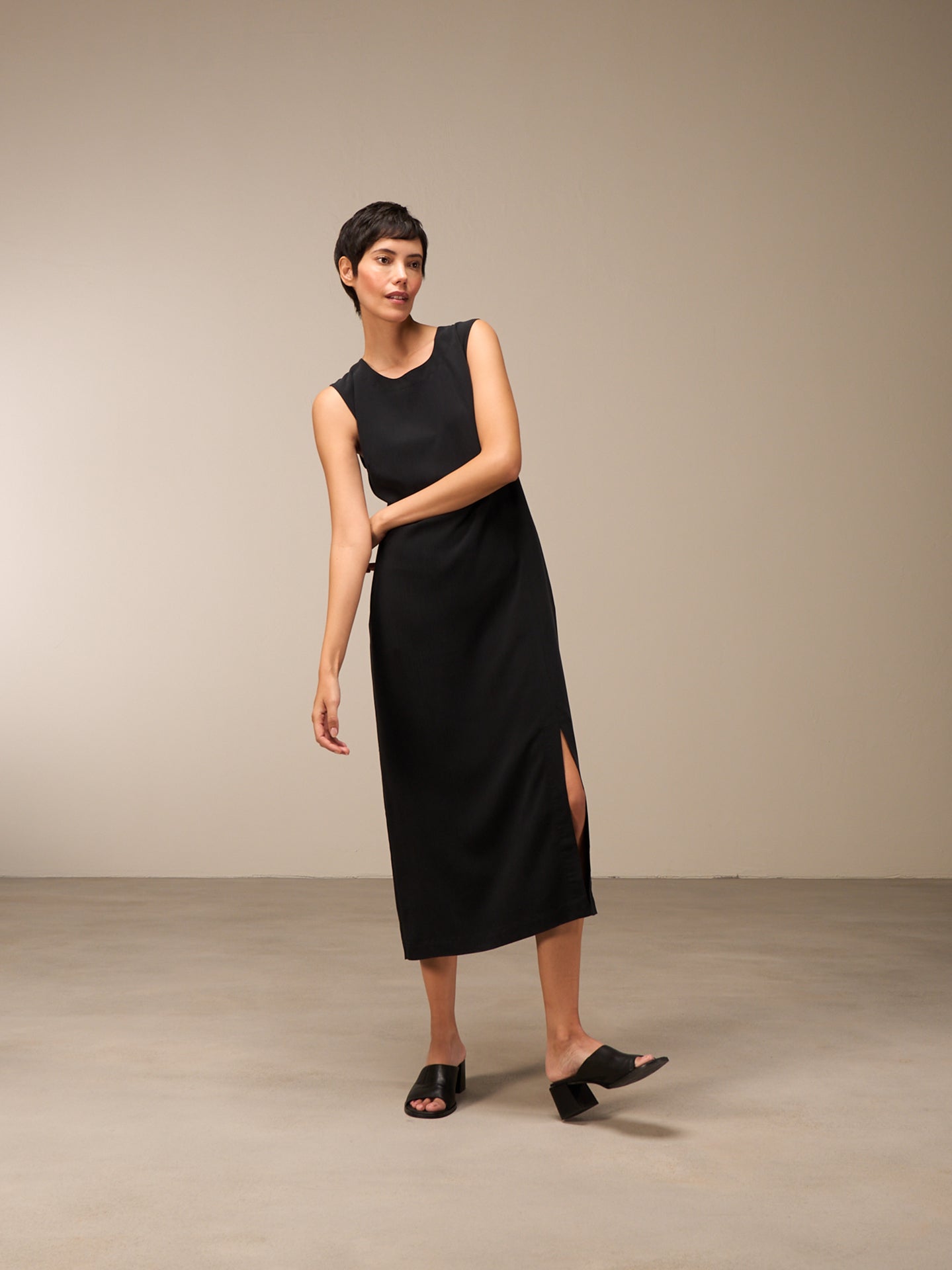 Vestito con collo rotondo