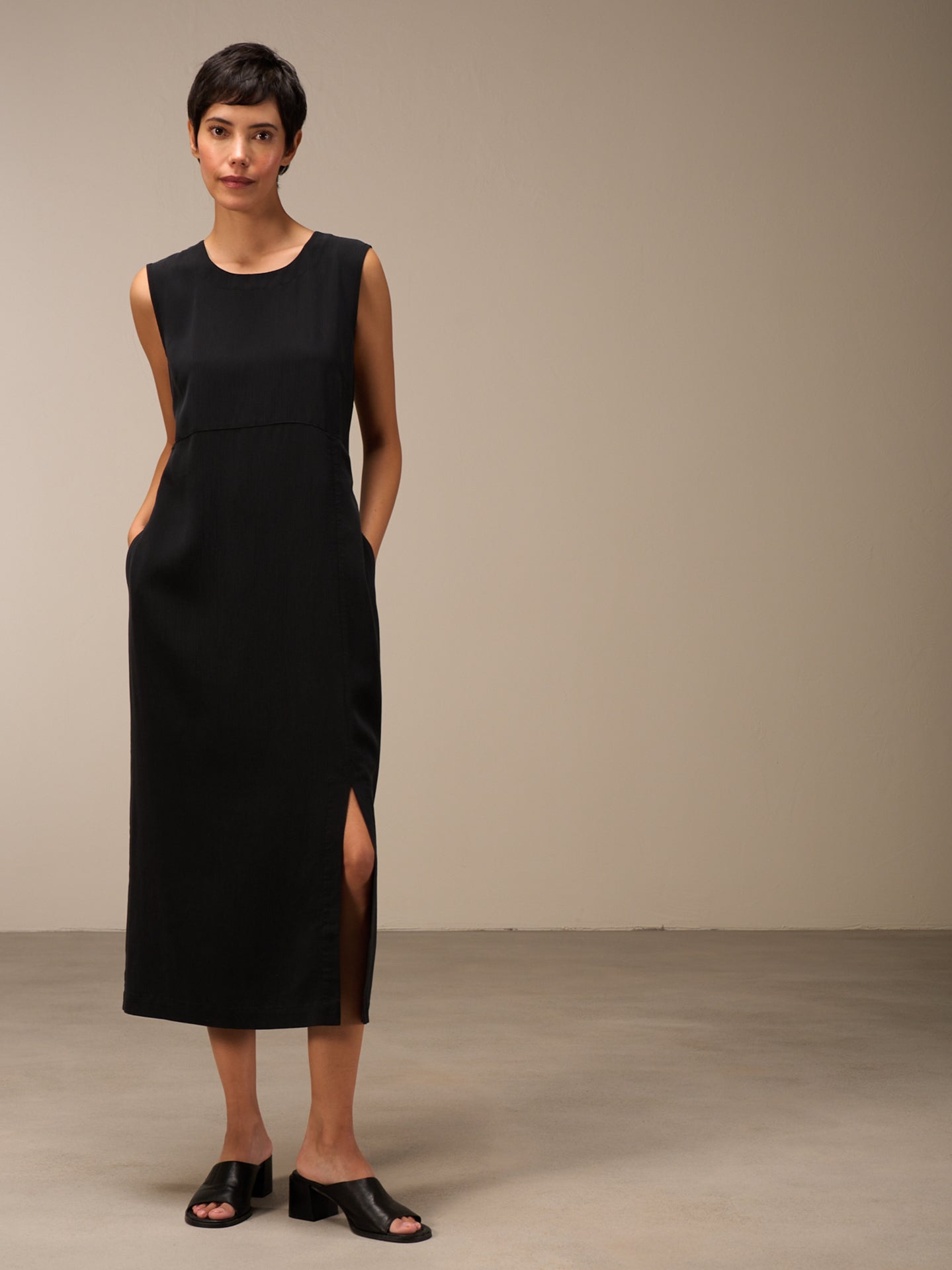 Vestito con collo rotondo