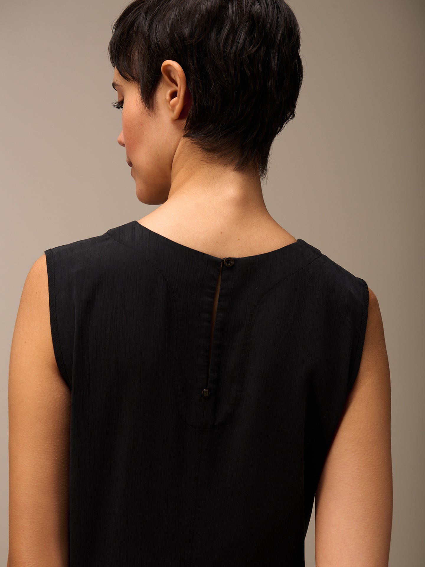 Vestito con collo rotondo