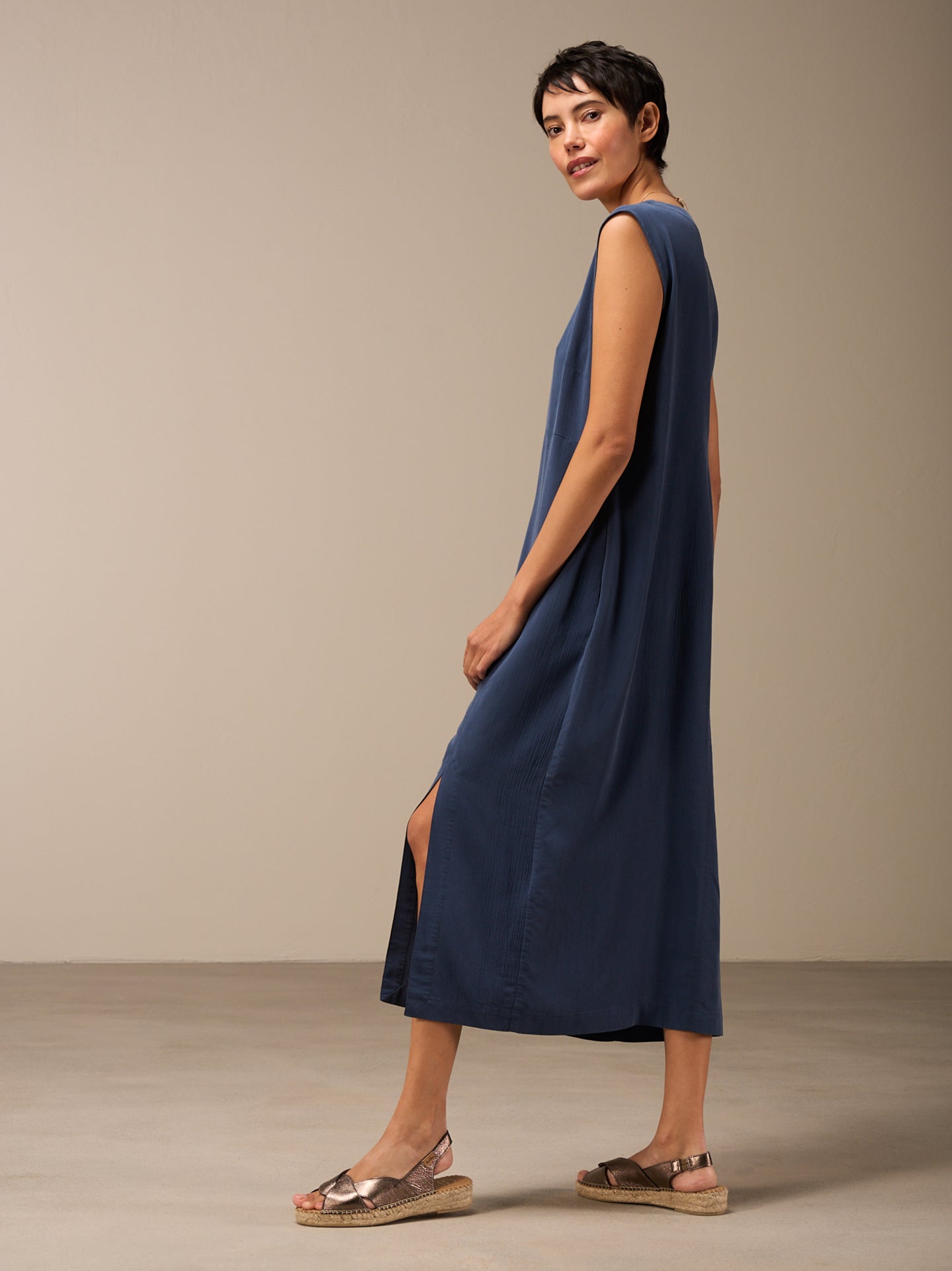 Vestito con collo rotondo