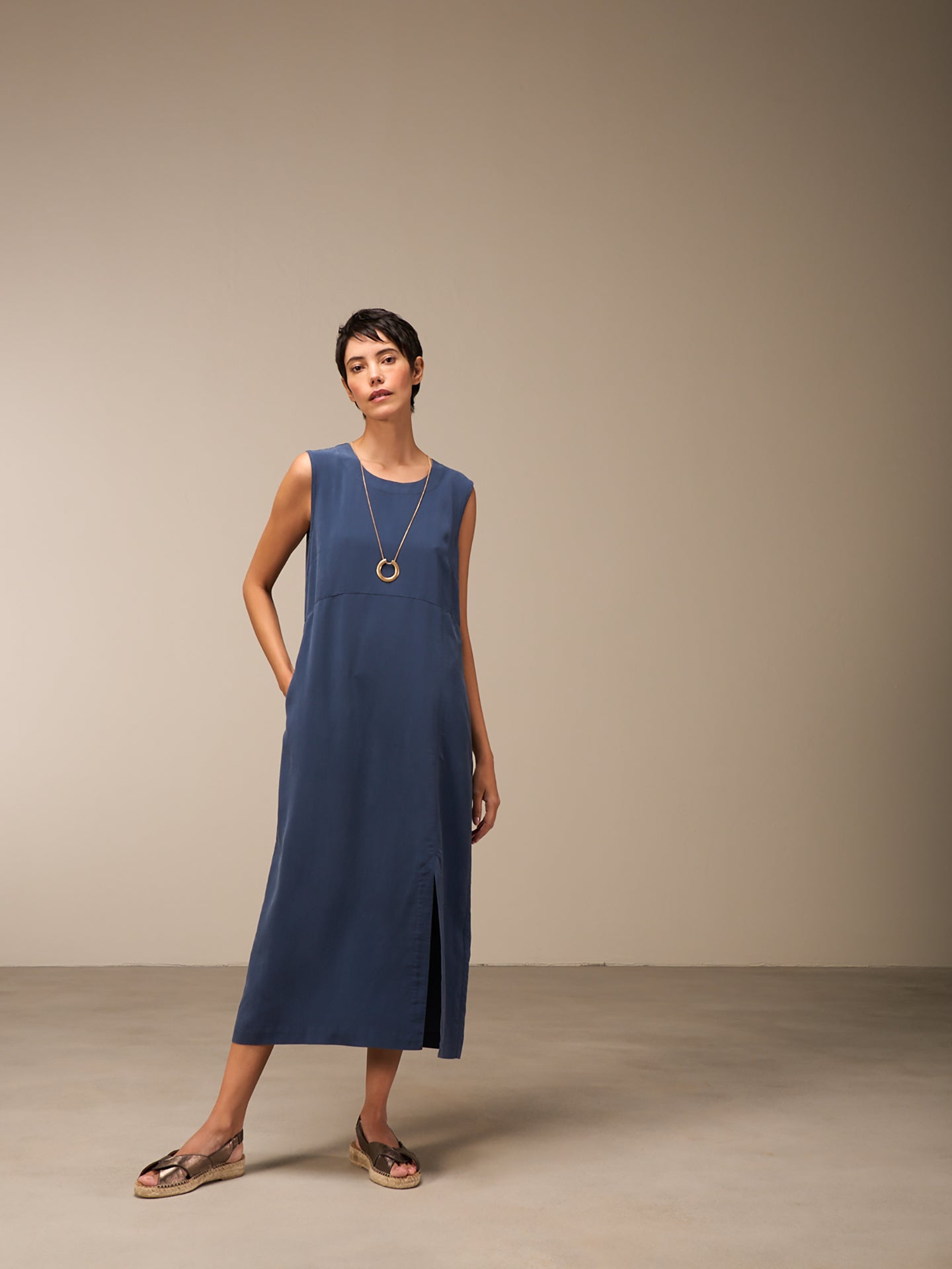 Vestito con collo rotondo