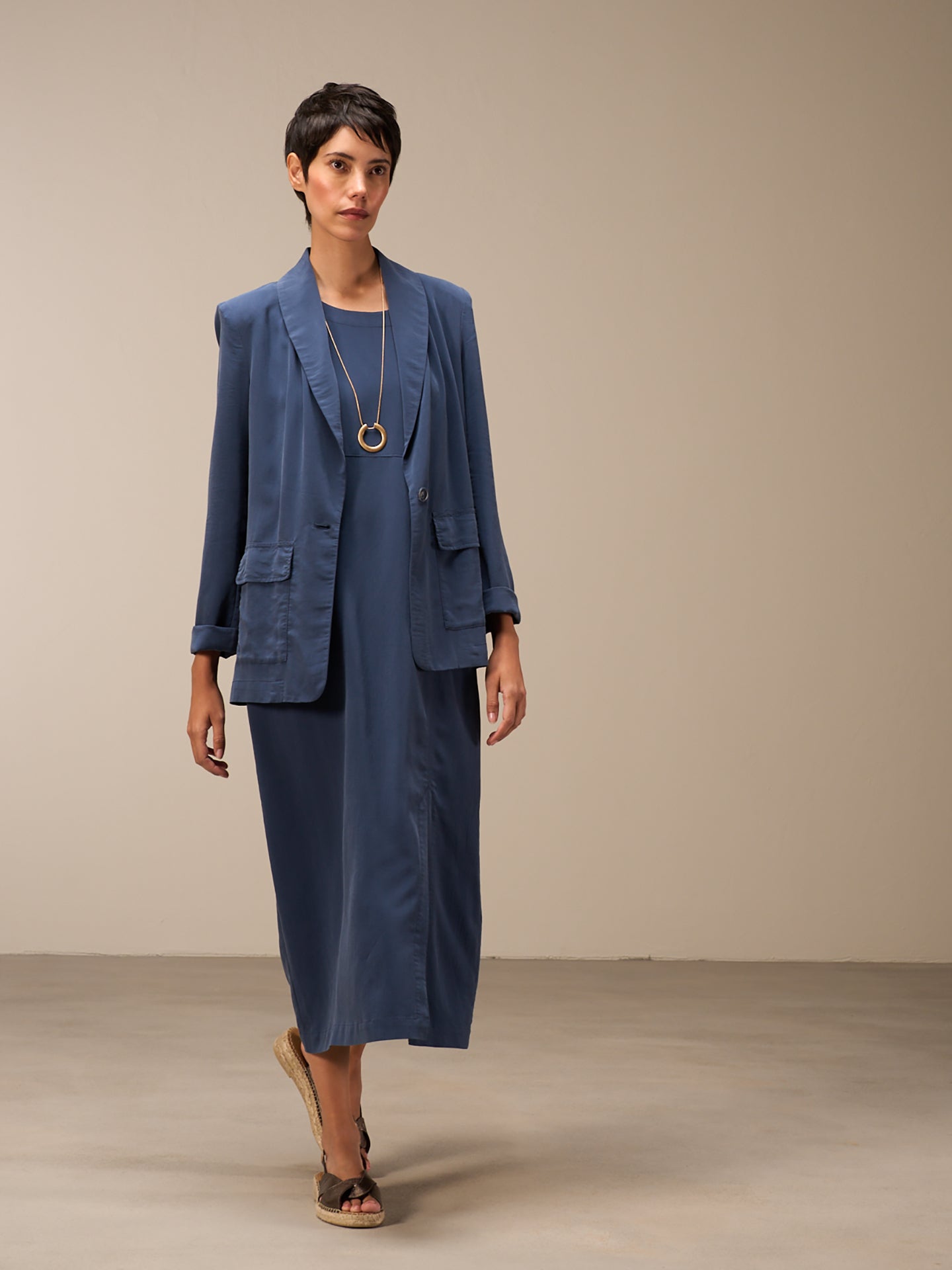 Vestito con collo rotondo
