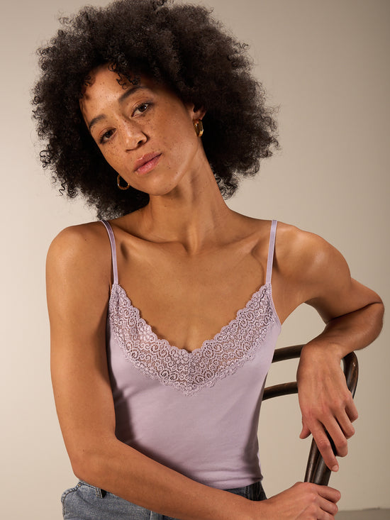 Trägertop mit Spitzenbesatz