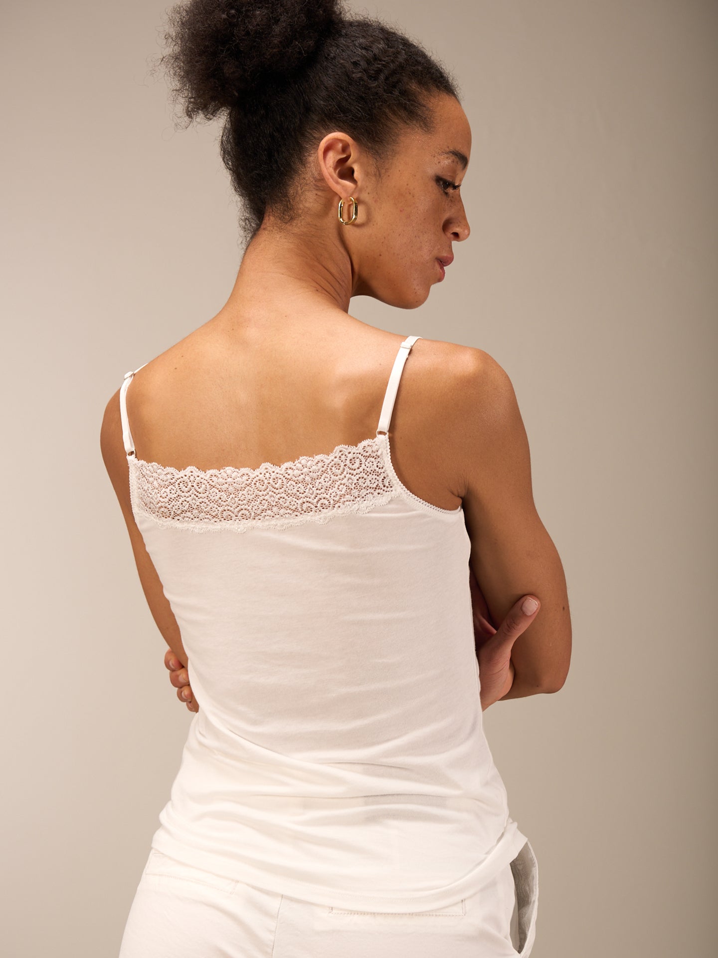 Trägertop mit Spitzenbesatz