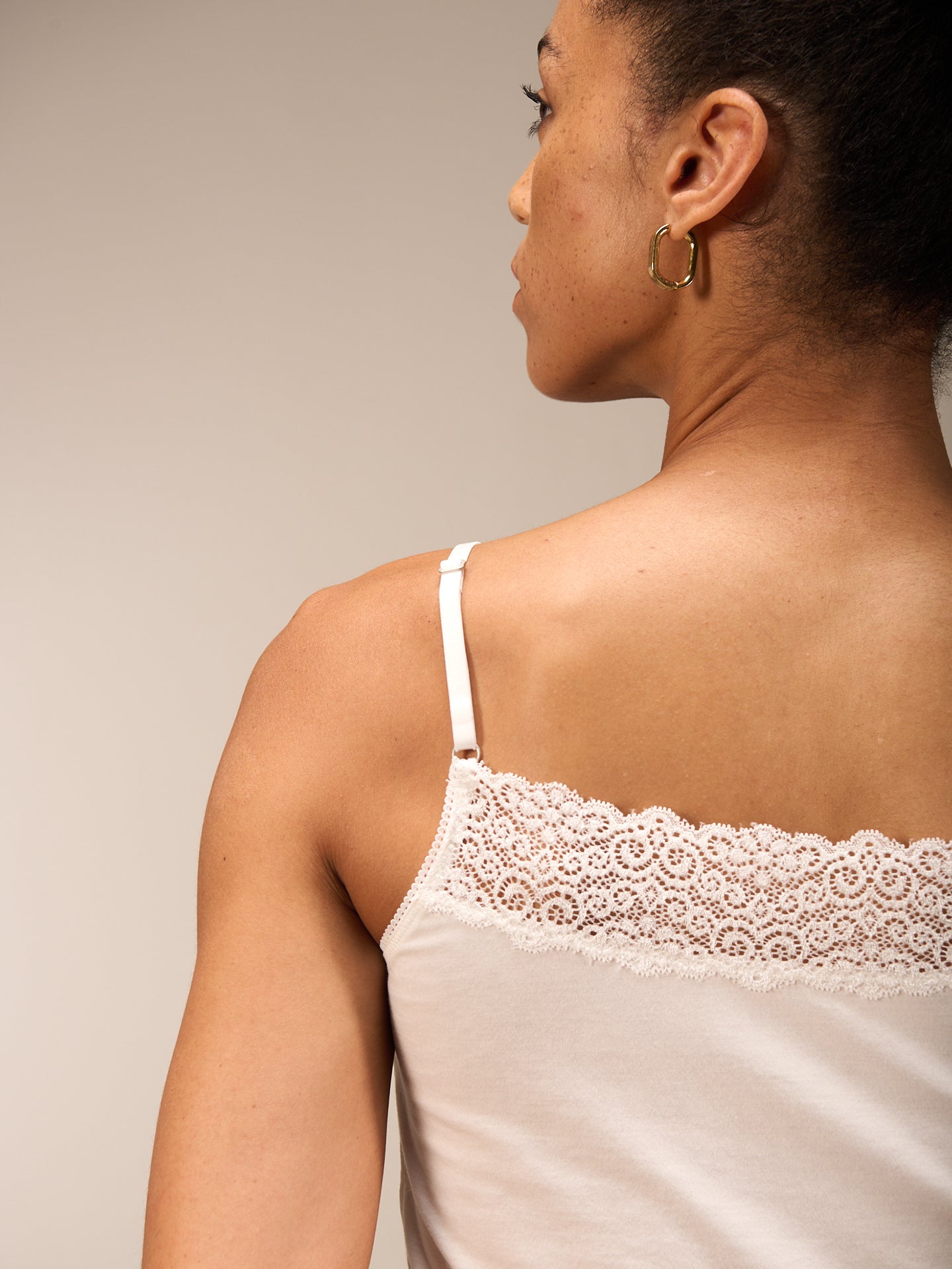 Trägertop mit Spitzenbesatz